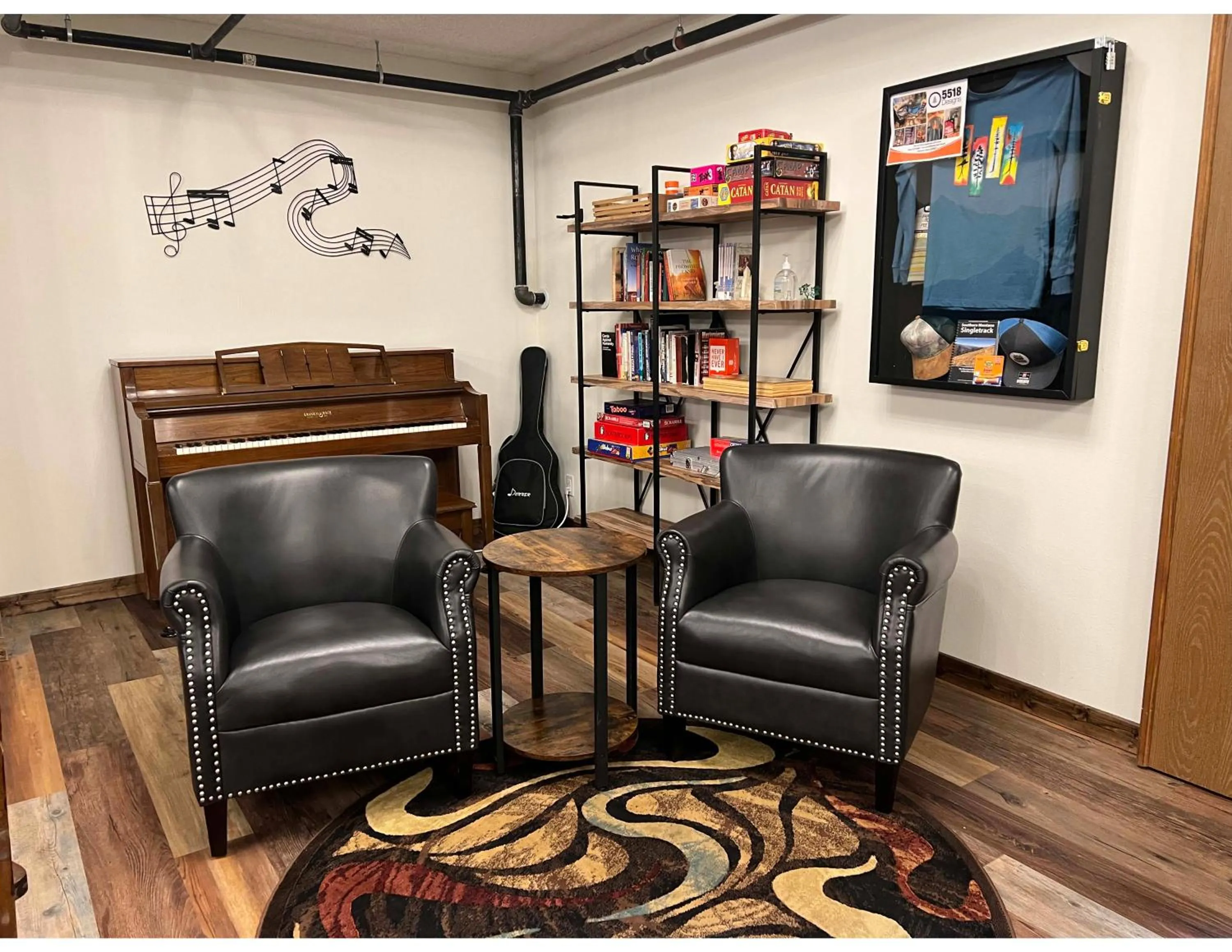 Communal lounge/ TV room in Pintler's Portal Hostel