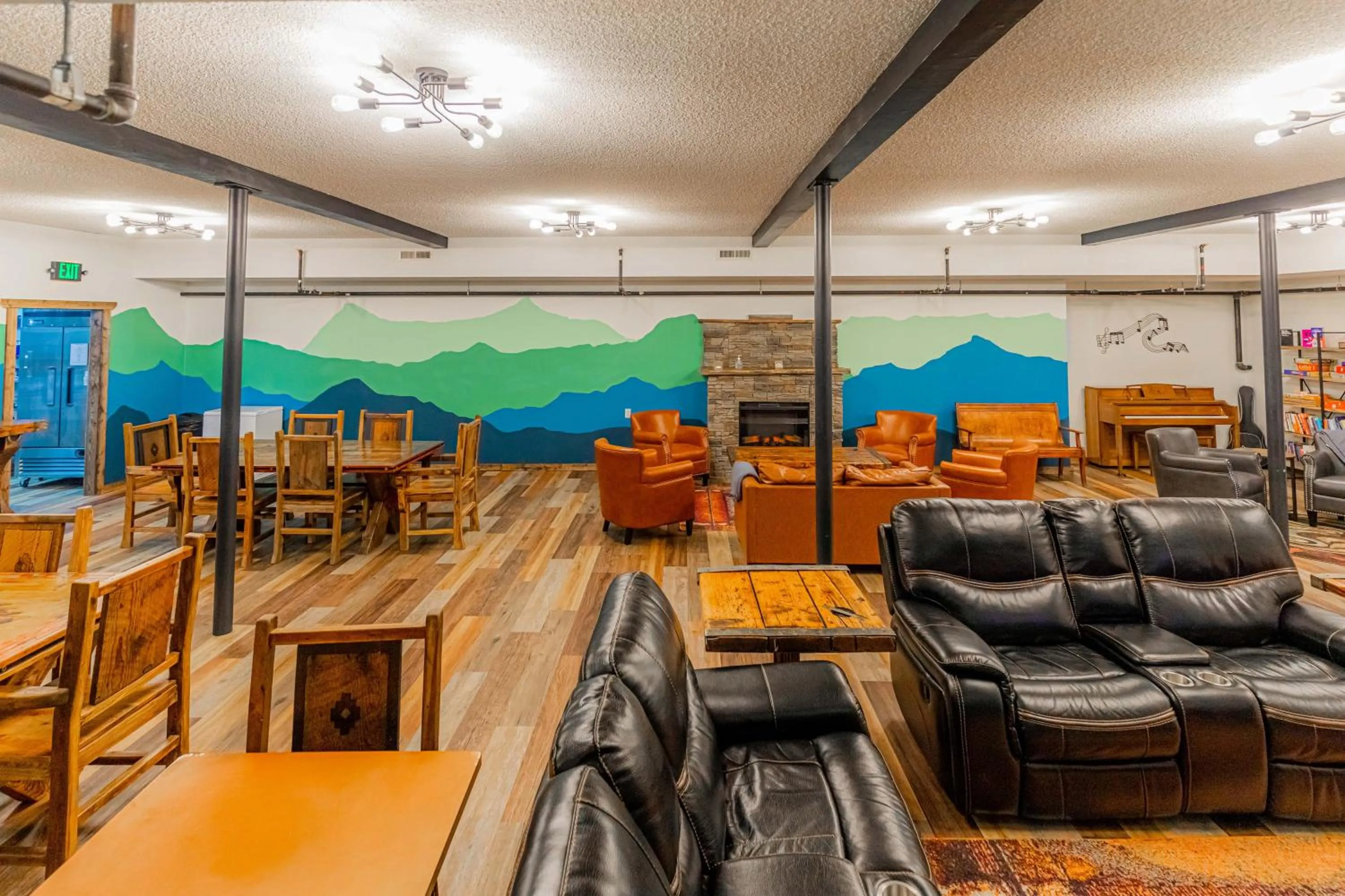 Communal lounge/ TV room in Pintler's Portal Hostel