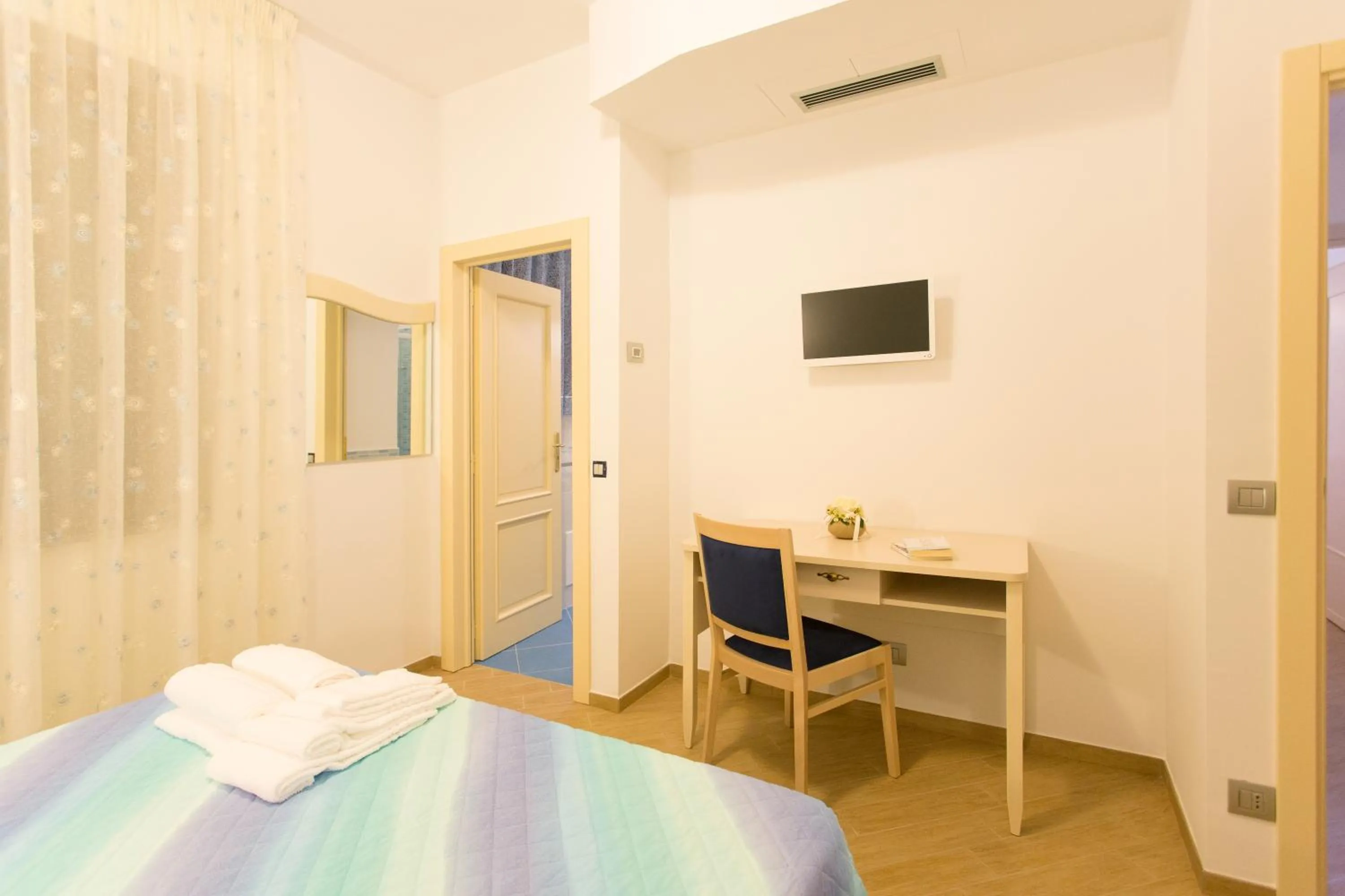 Photo of the whole room, Bed in BB Santalucia