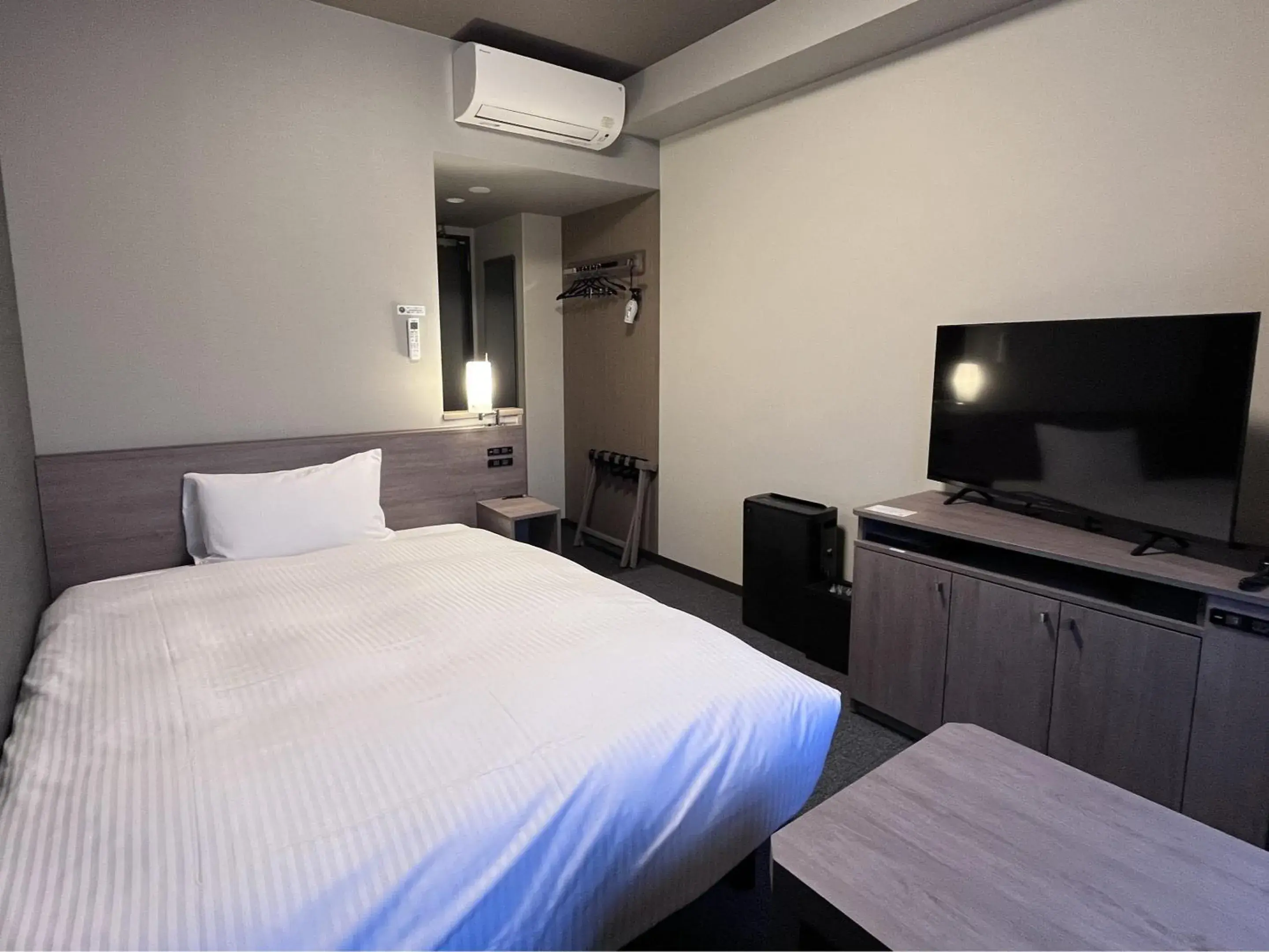 Photo of the whole room, Bed in Hotel Route Inn Kuwana Photo of the whole room, Bed in Hotel Route Inn Kuwana