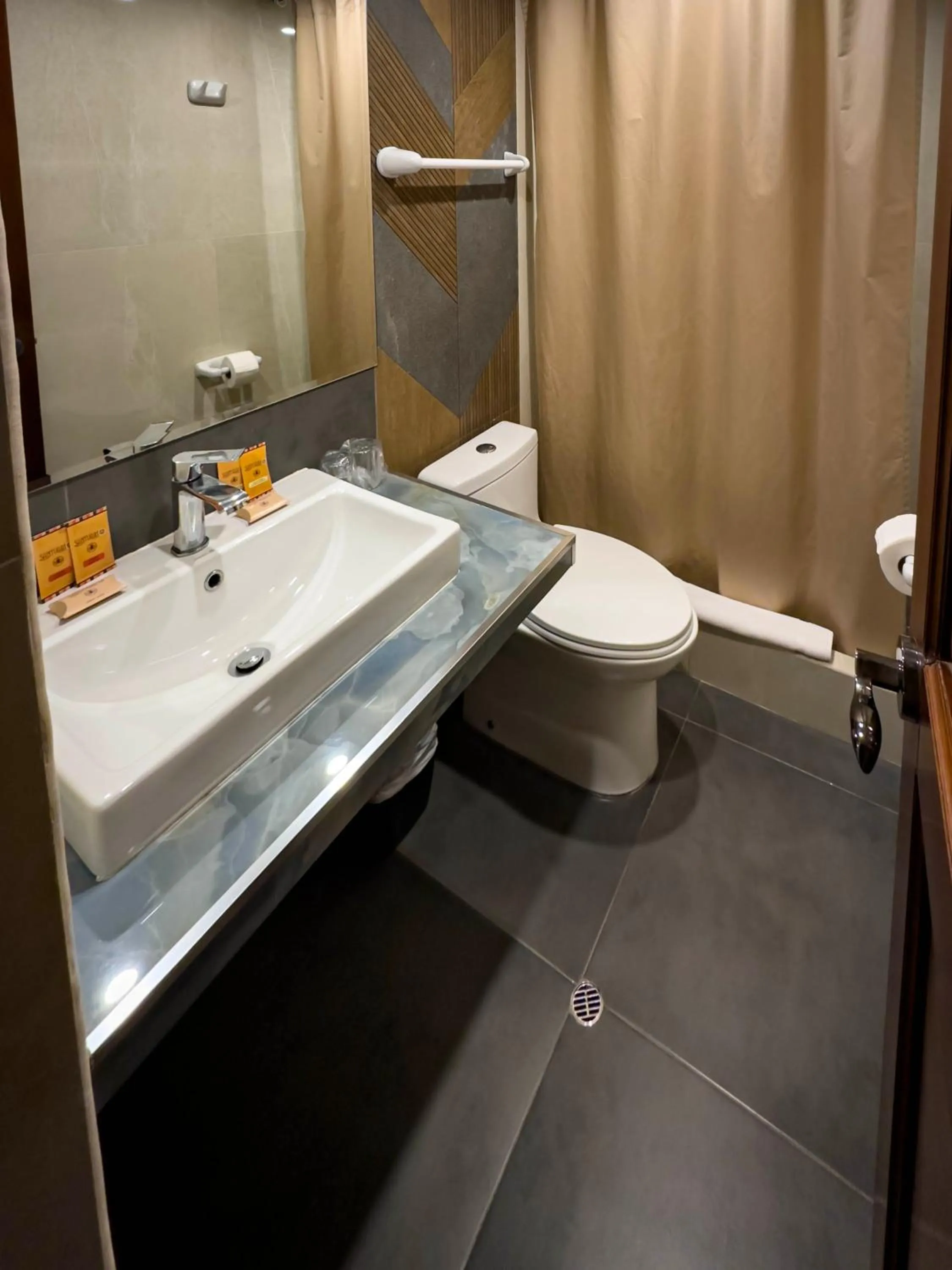 Shower in Santuario Machupicchu