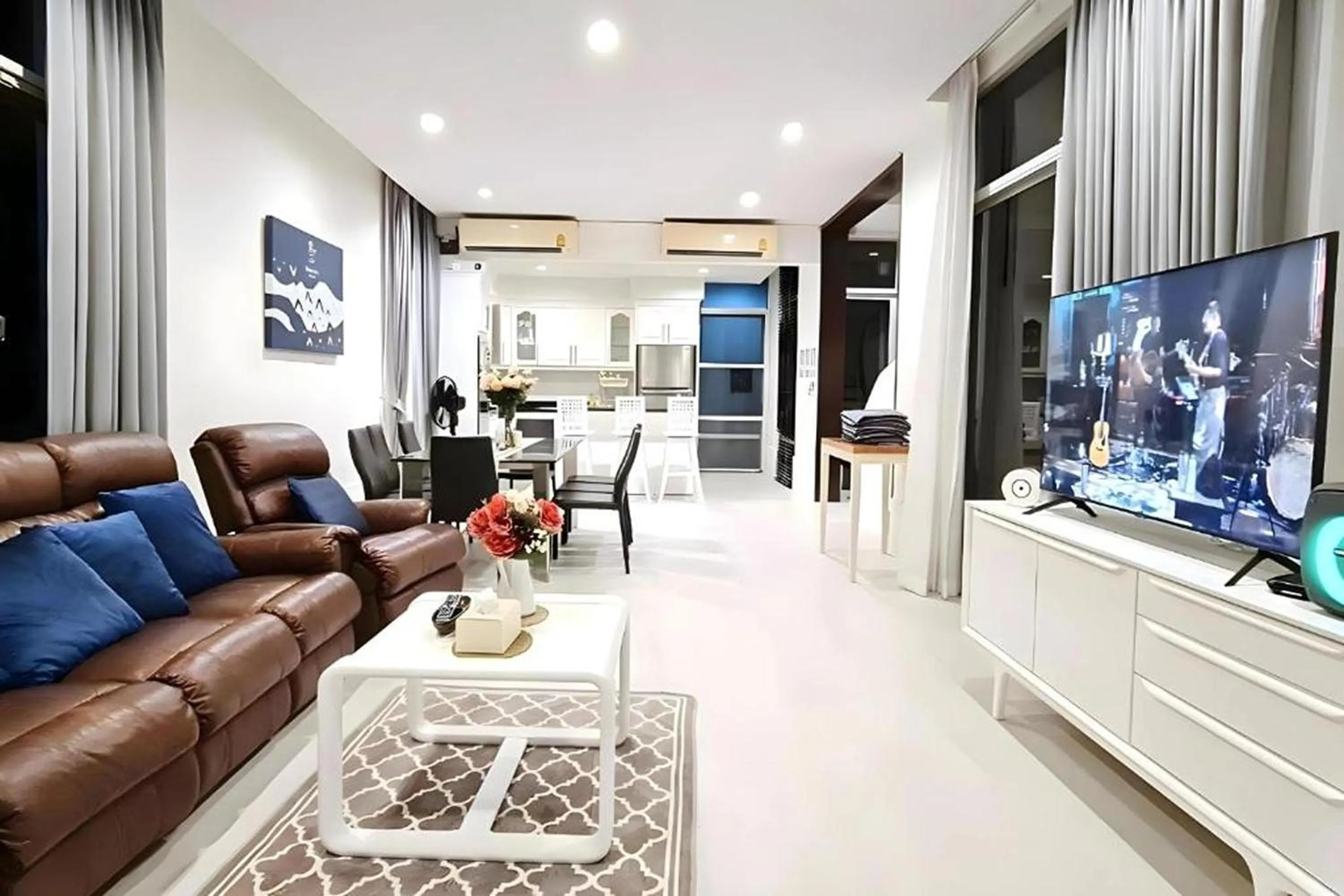 Communal lounge/ TV room in BM Pool Villa Pattaya