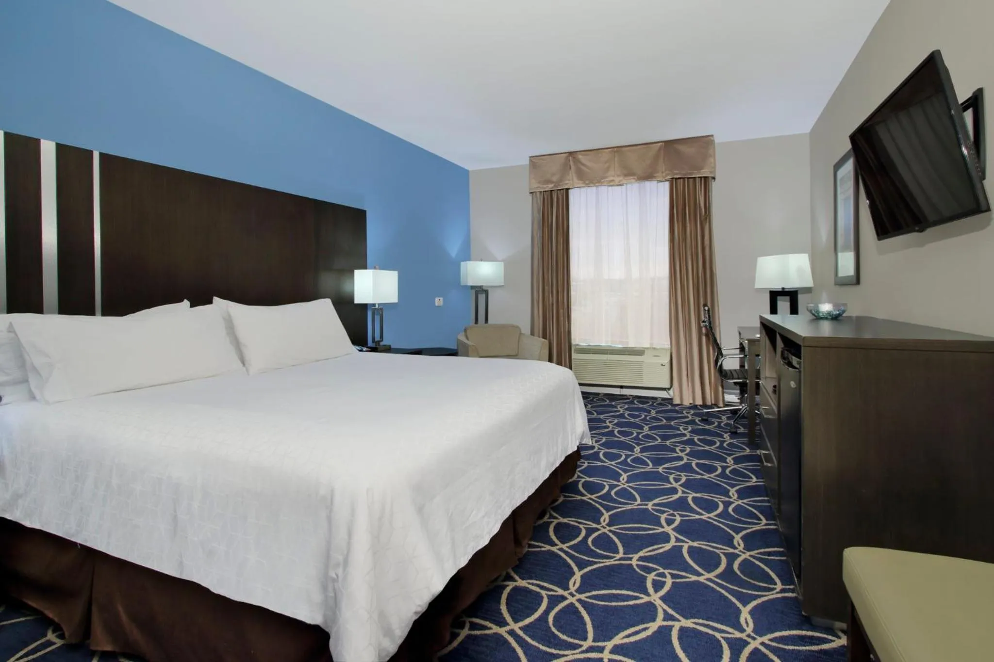 Photo of the whole room, Bed in Holiday Inn Express and Suites Houston North - IAH Area by IHG