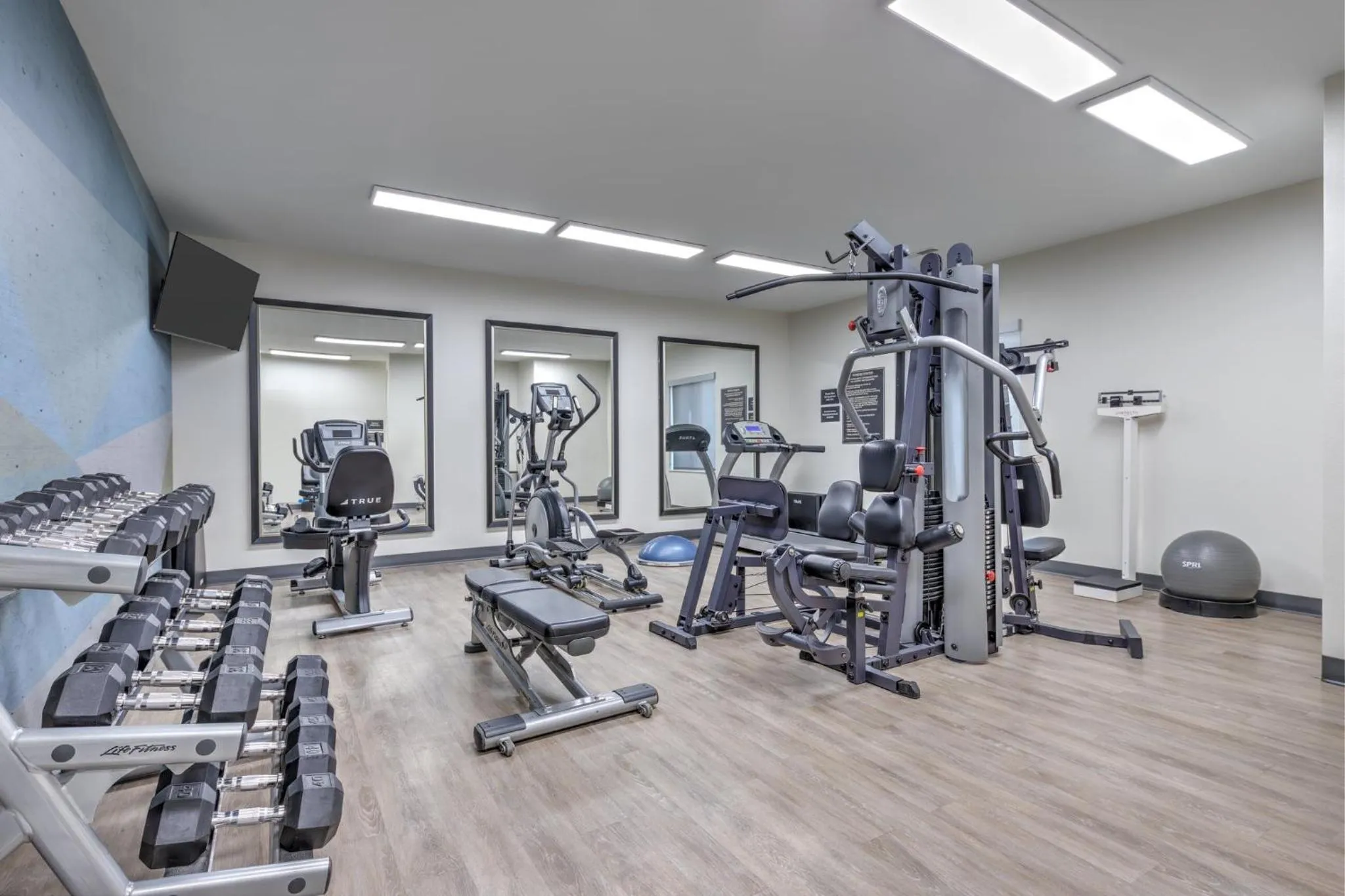 Fitness centre/facilities in Candlewood Suites Midland by IHG