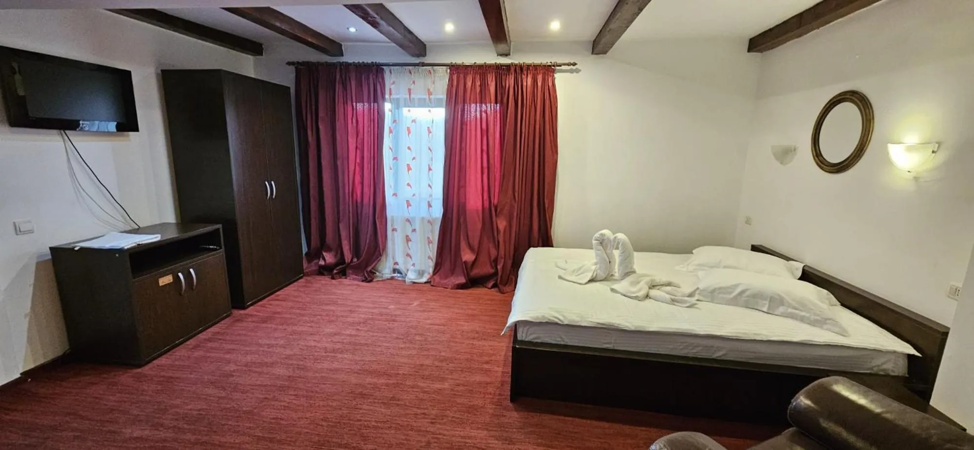 Photo of the whole room, Bed in Hotel Bran Stoker