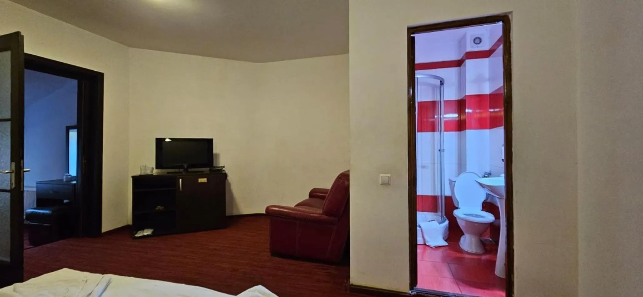 Bathroom, Bed in Hotel Bran Stoker