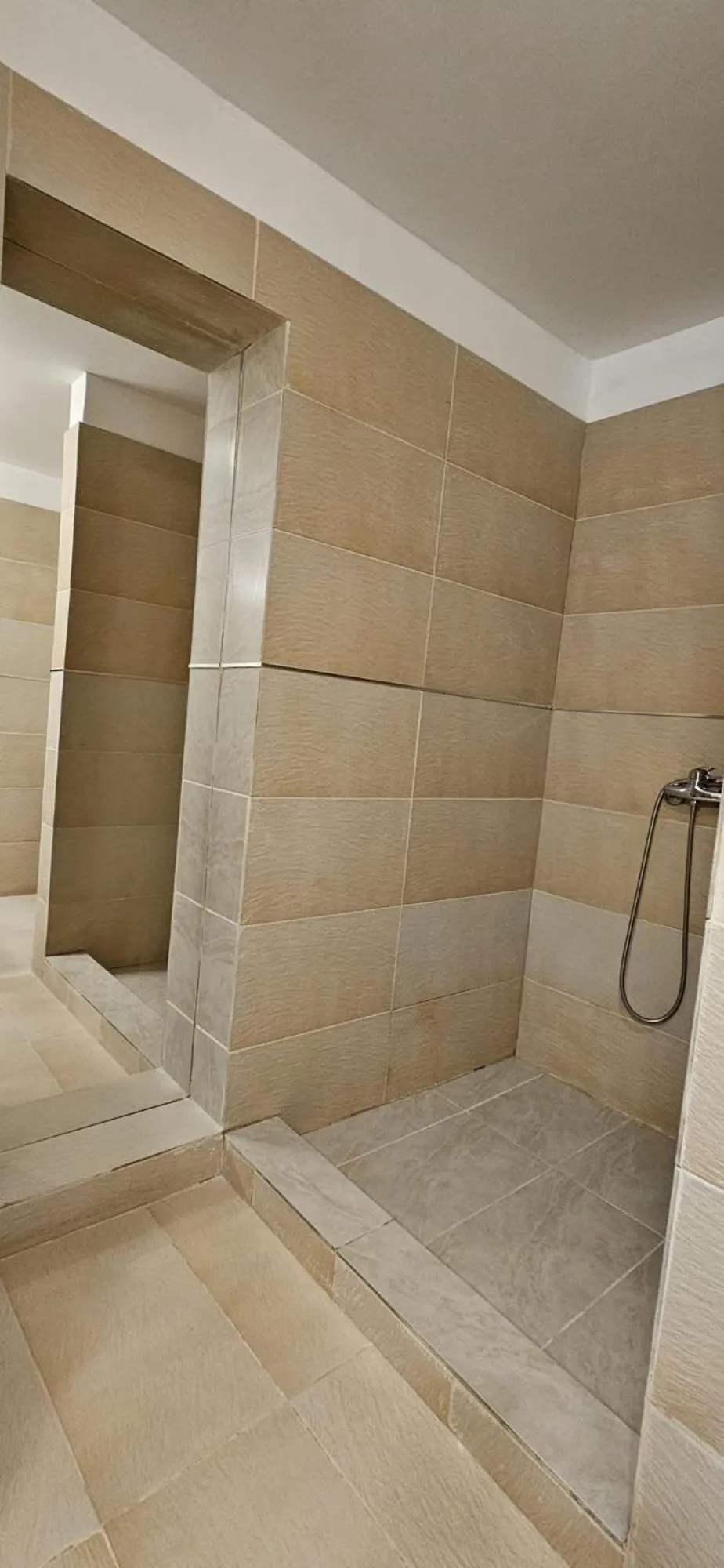 Shower in Hotel Bran Stoker