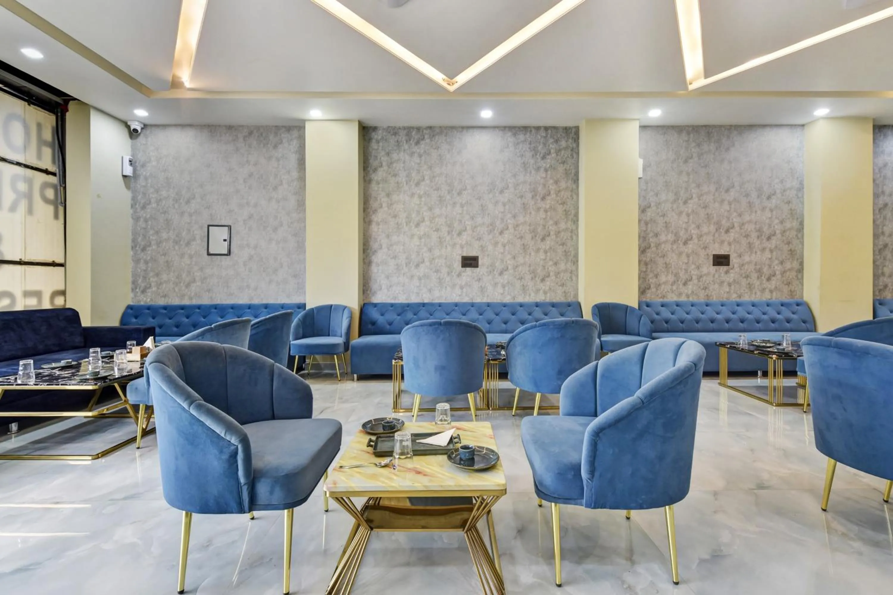 Restaurant/places to eat in Hotel O Priyaj