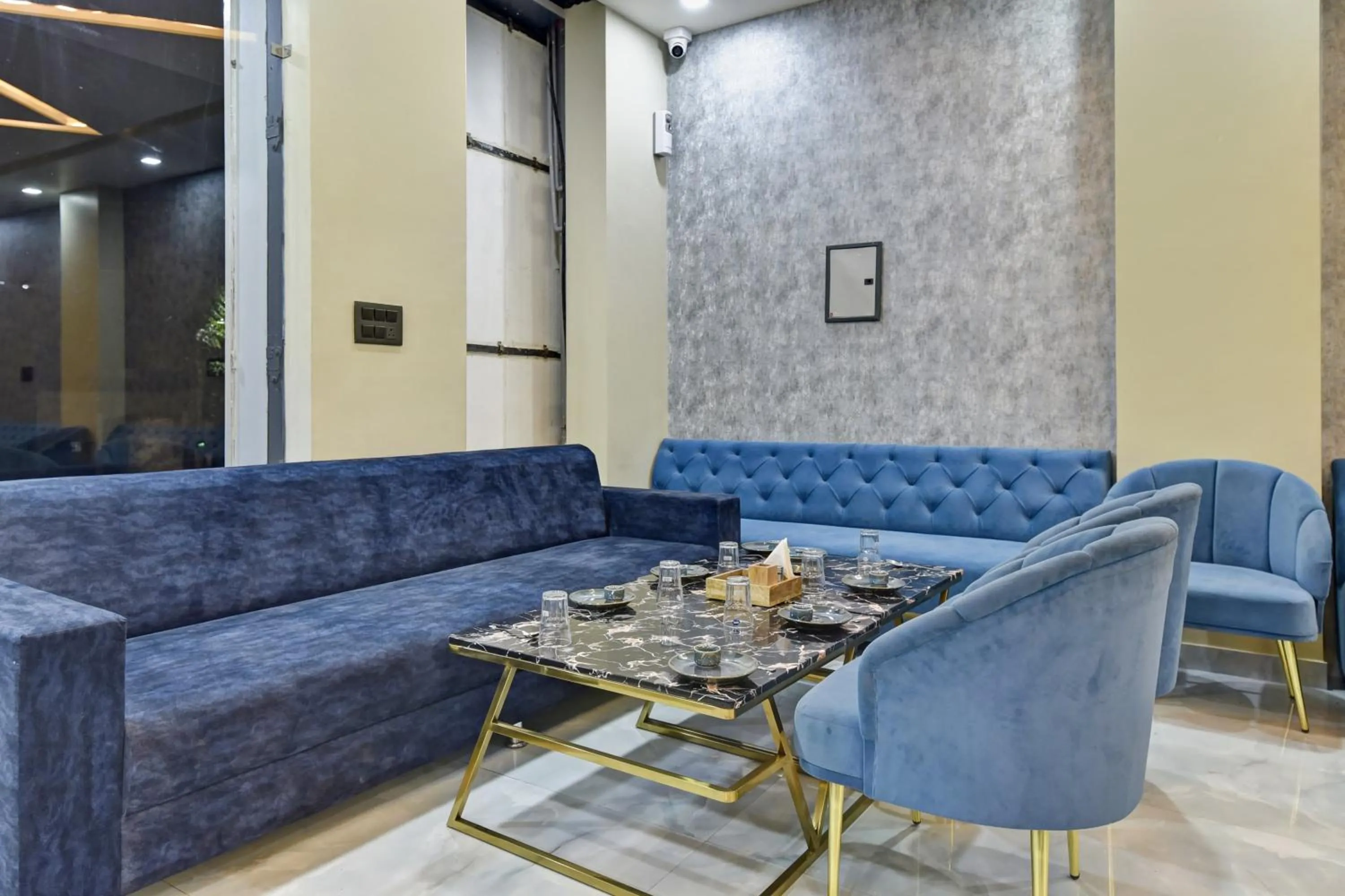 Restaurant/places to eat in Hotel O Priyaj