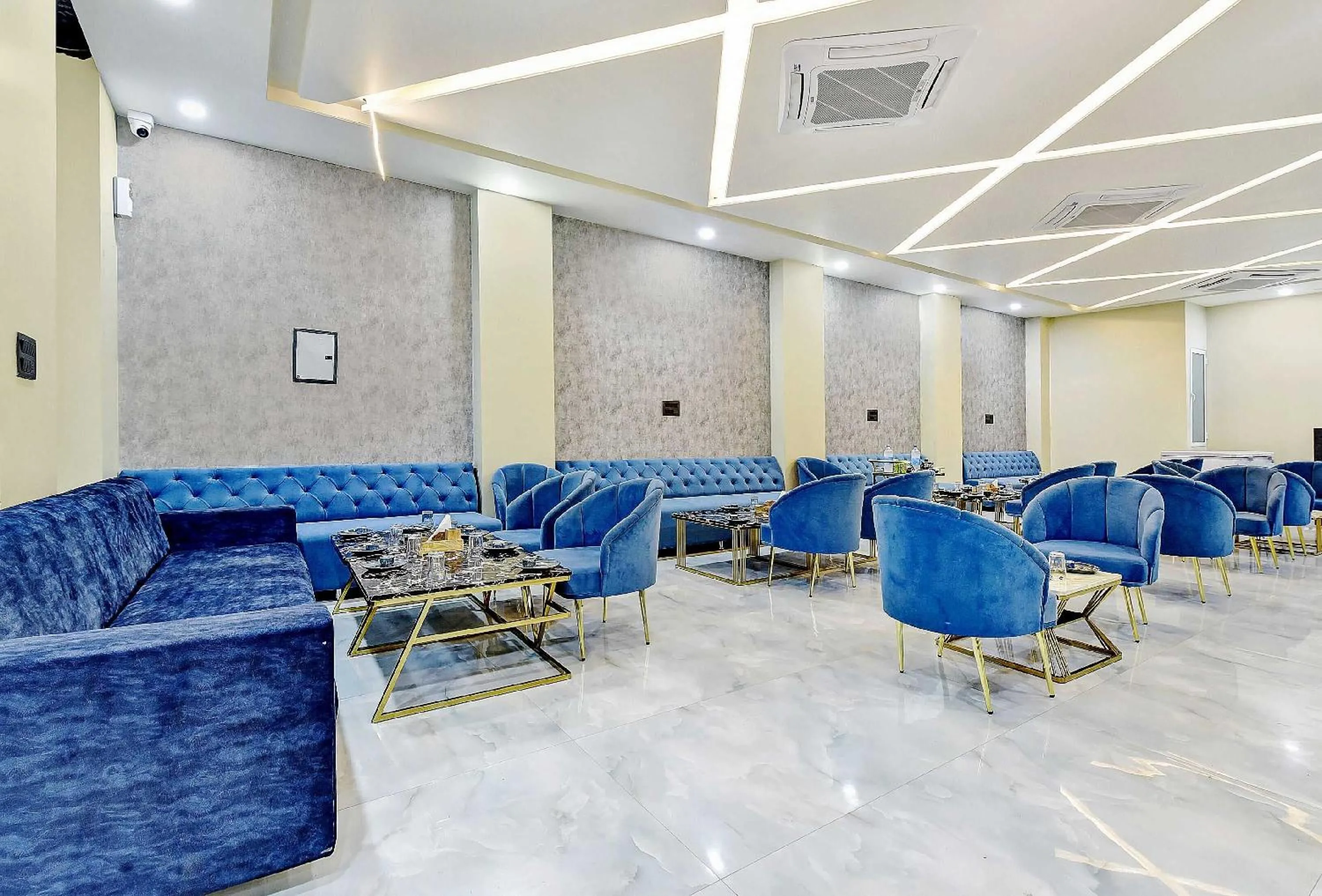 Restaurant/places to eat in Hotel O Priyaj