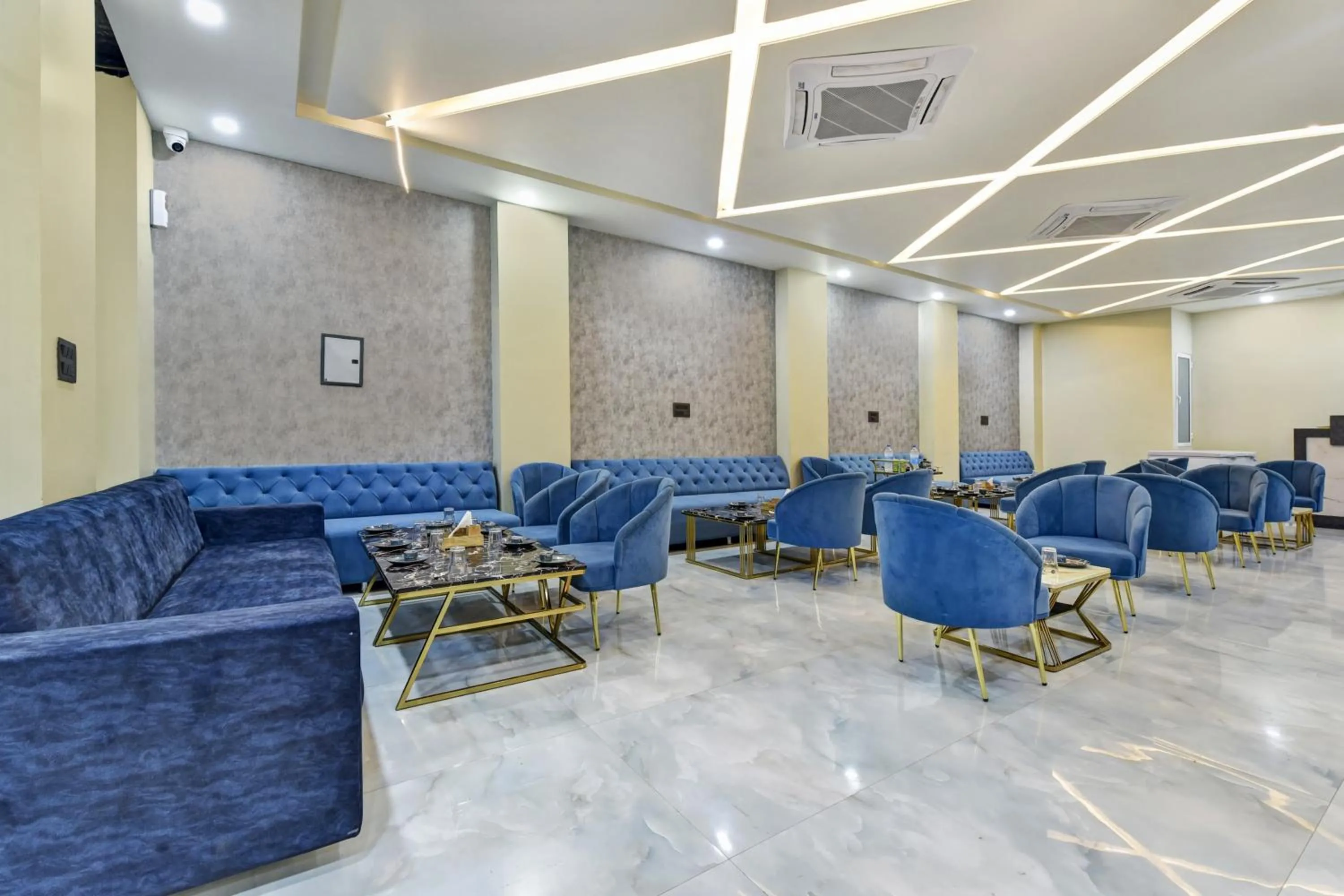 Restaurant/places to eat in Hotel O Priyaj