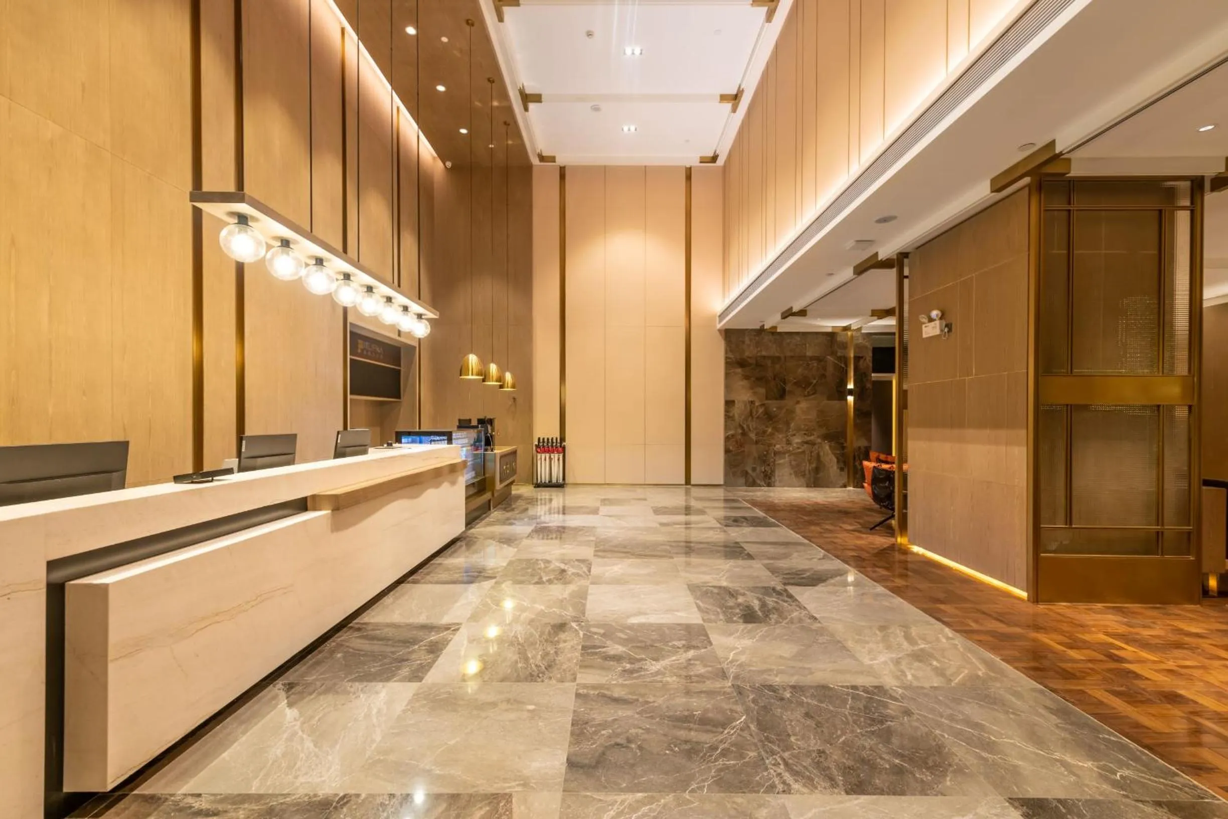 Lobby or reception in Echarm Plus International Hotel Ouzhuang Metro Station Branch - Free Deliver Service to Canton Fair Complex During Canton Fair Period
