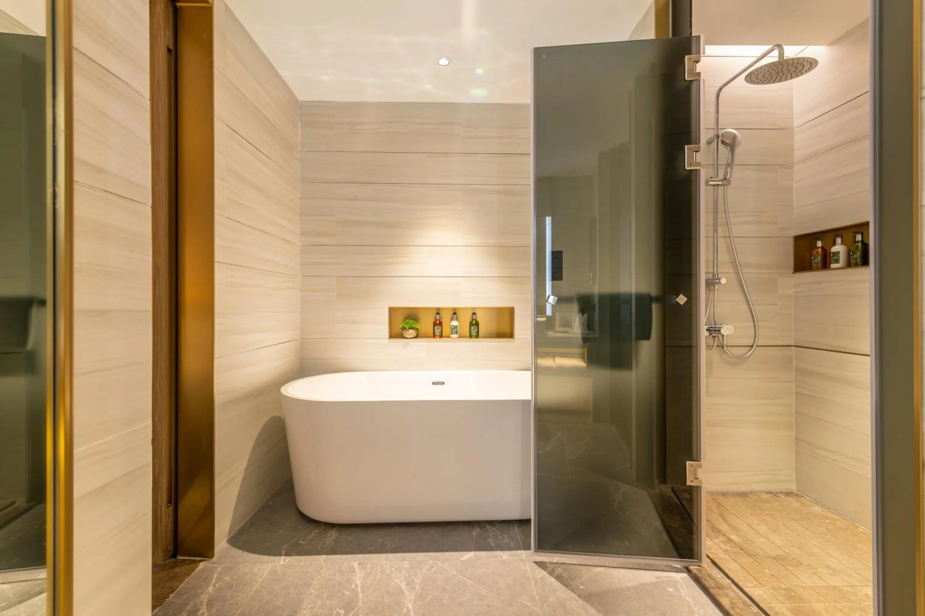 Shower in Echarm Plus International Hotel Ouzhuang Metro Station Branch - Free Deliver Service to Canton Fair Complex During Canton Fair Period