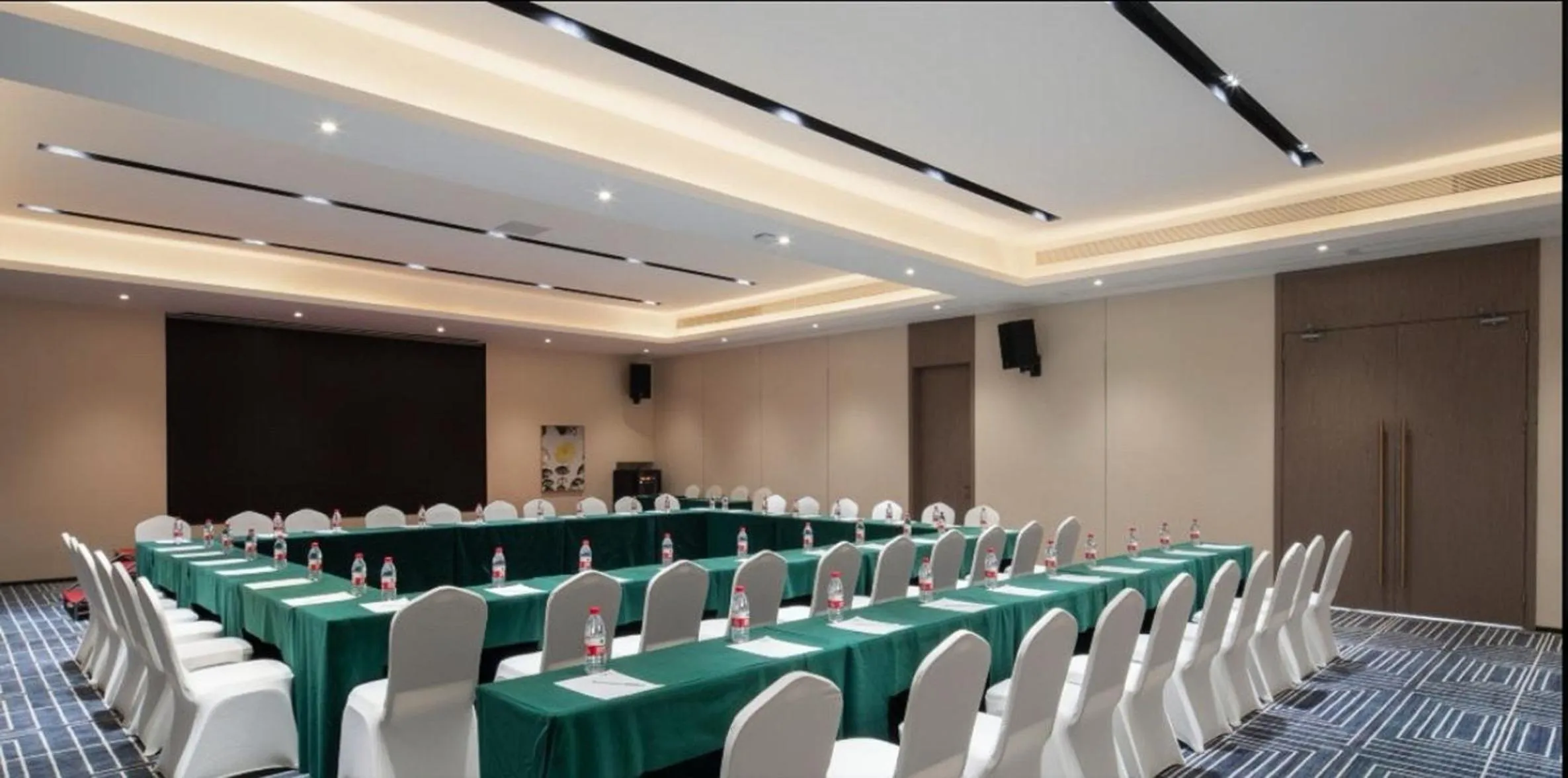 Meeting/conference room in Echarm Plus International Hotel Ouzhuang Metro Station Branch - Free Deliver Service to Canton Fair Complex During Canton Fair Period