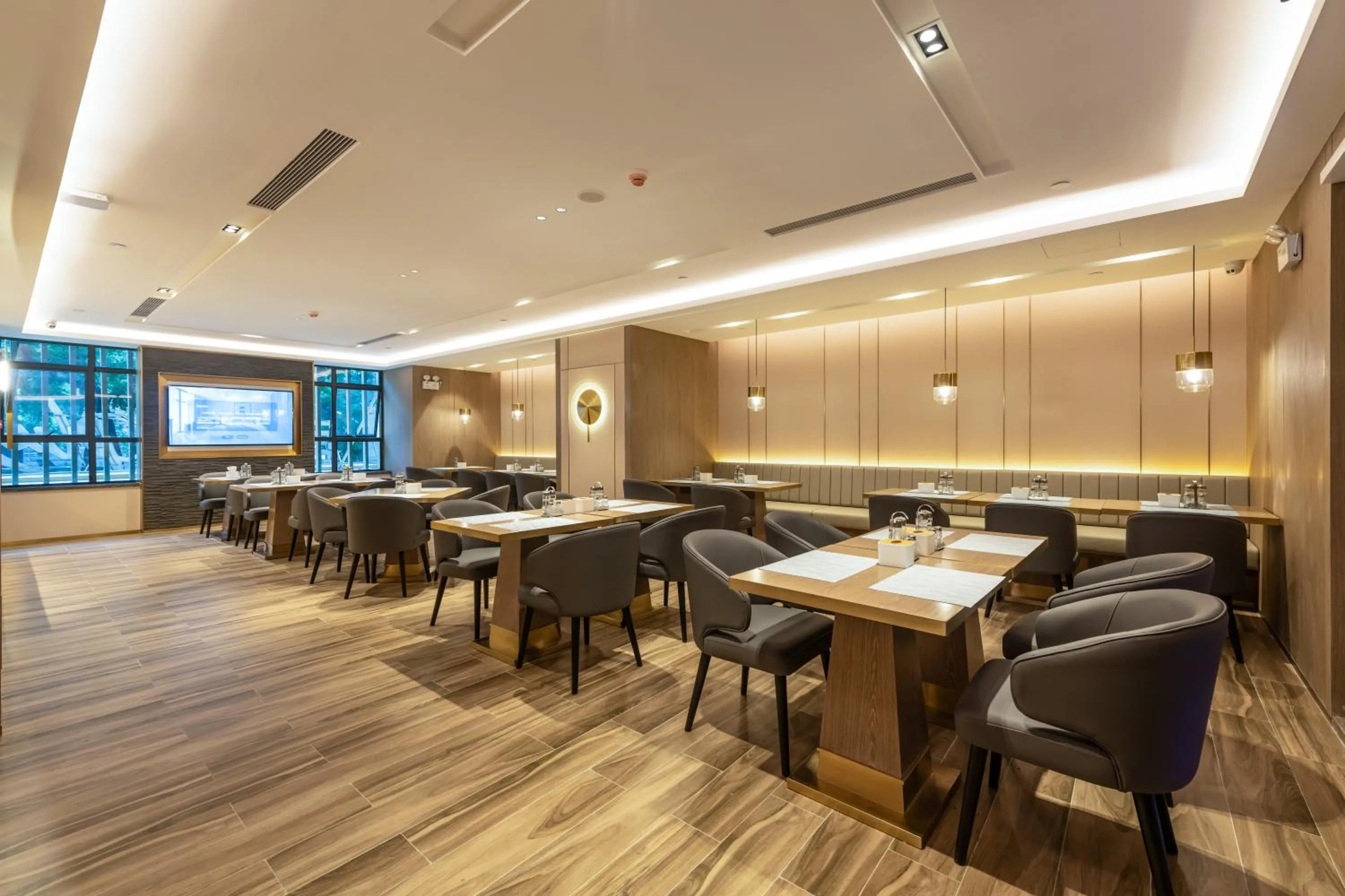 Restaurant/places to eat in Echarm Plus International Hotel Ouzhuang Metro Station Branch - Free Deliver Service to Canton Fair Complex During Canton Fair Period