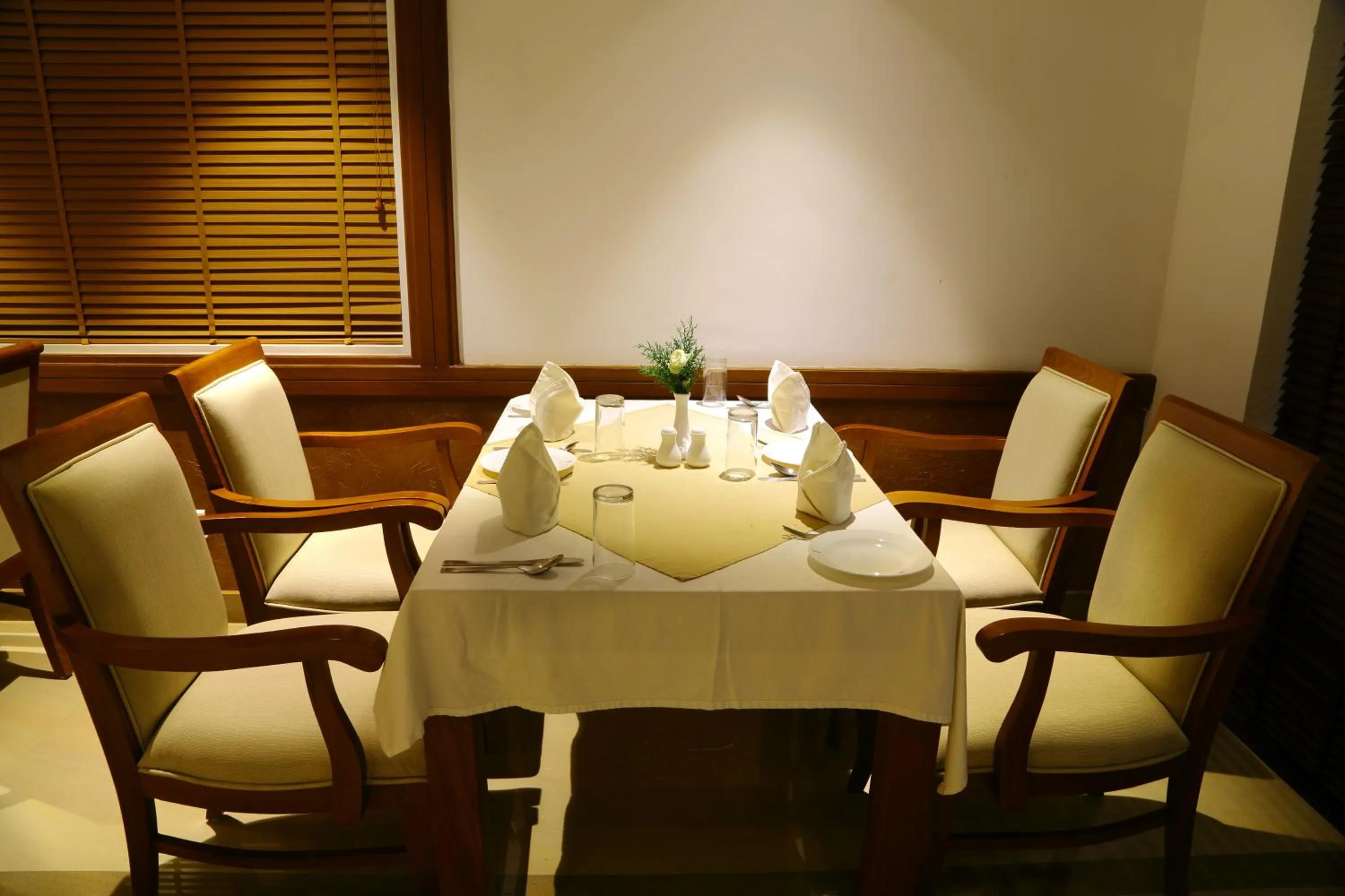 Restaurant/places to eat in Vishnu Inn