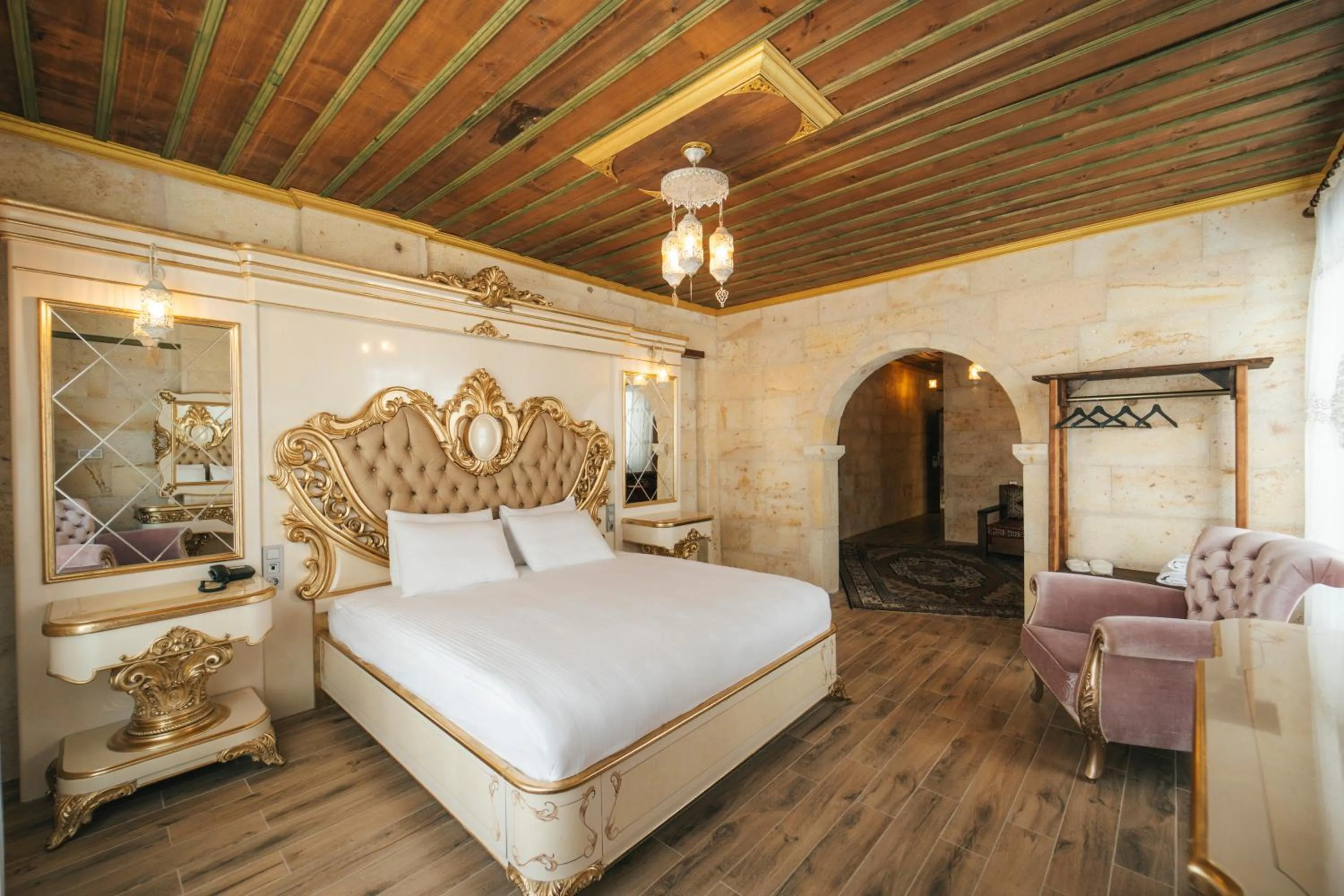 Bed in İncebey Konak Cappadocia