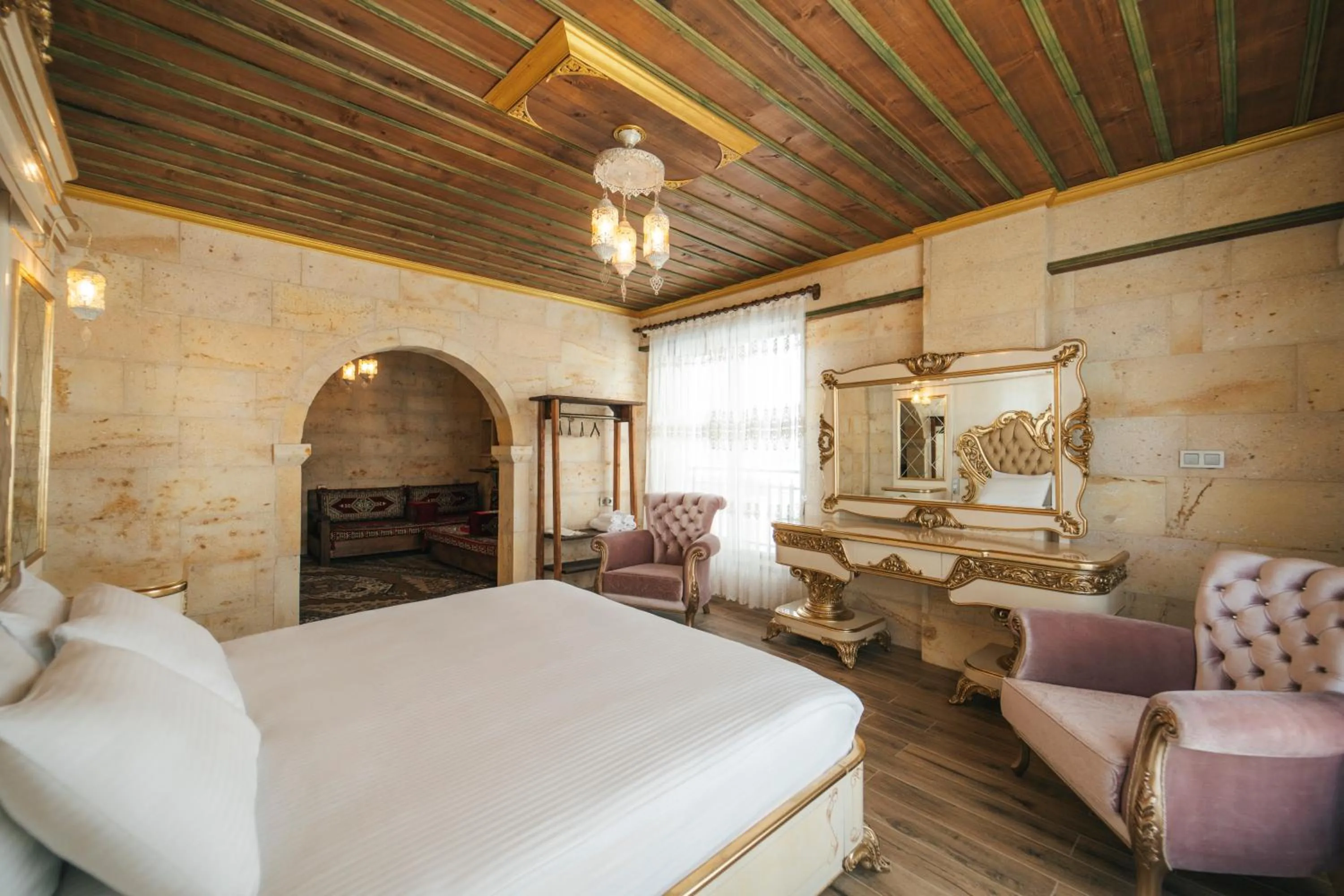 Bed in İncebey Konak Cappadocia