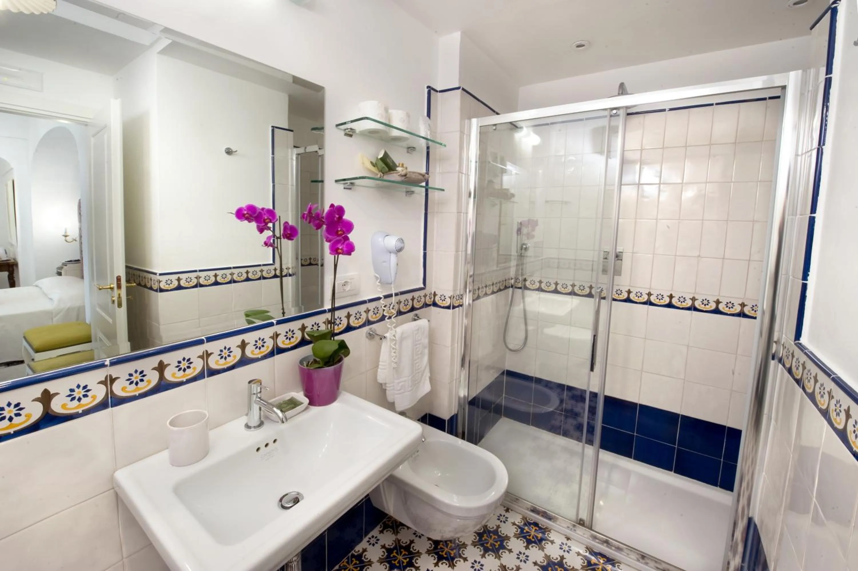 Shower in Palazzo Pascal