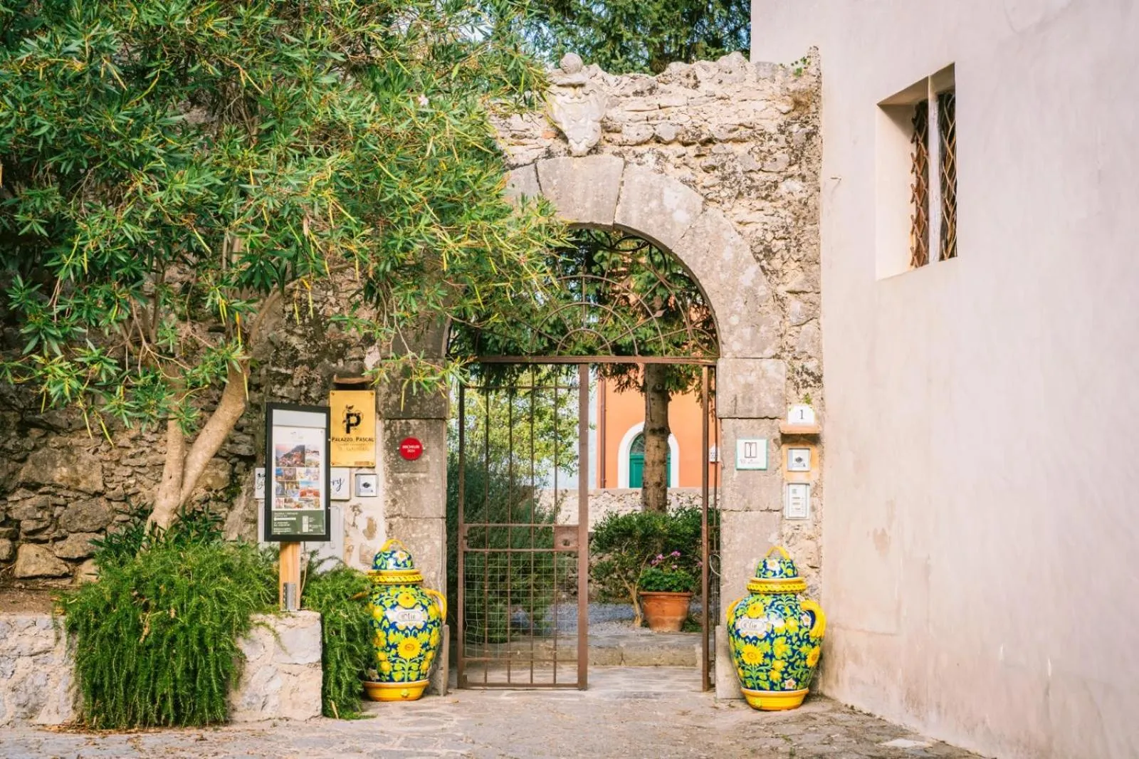 Facade/entrance in Palazzo Pascal
