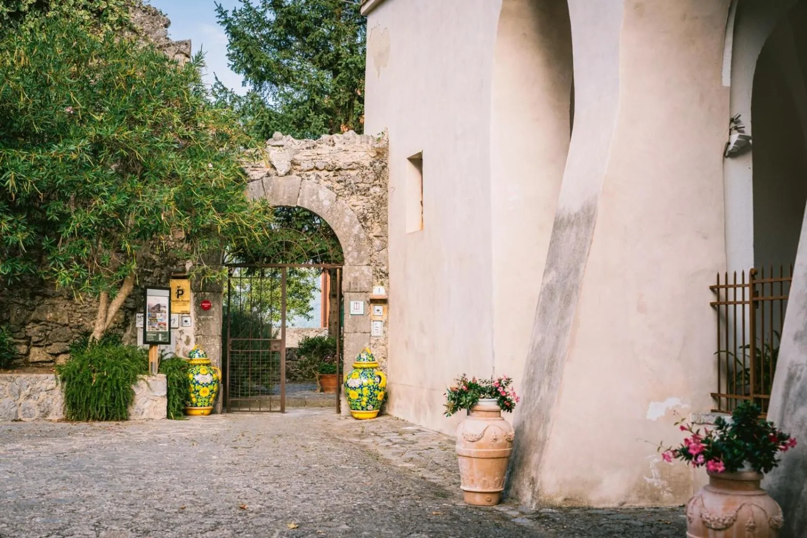 Facade/entrance in Palazzo Pascal