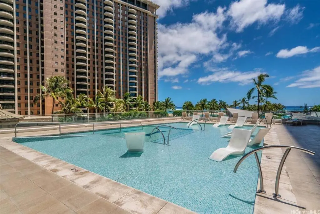 Pool view in Ilikai Hotel with Ocean View