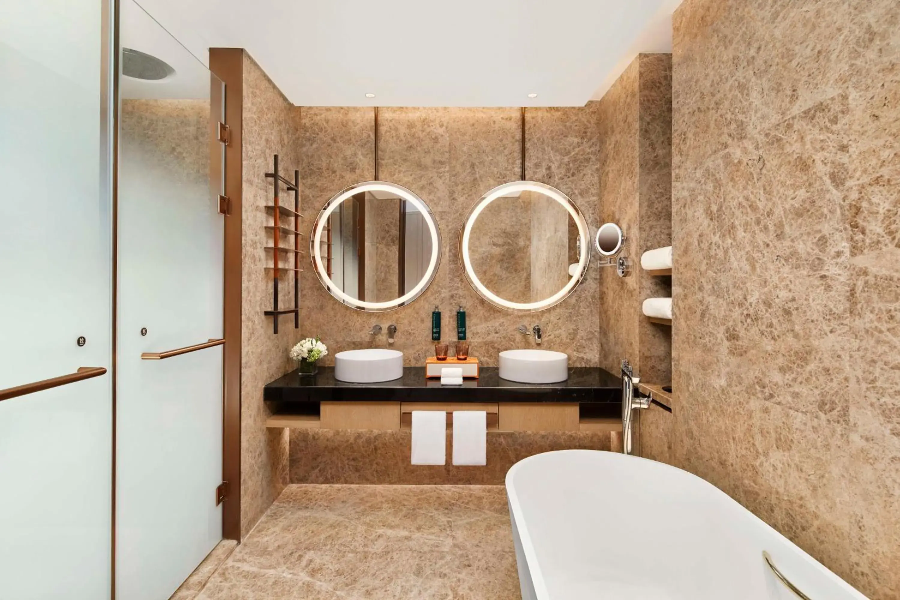 Deluxe Twin Room with Lake View in Hilton Huzhou Nanxun Deluxe Twin Room with Lake View in Hilton Huzhou Nanxun