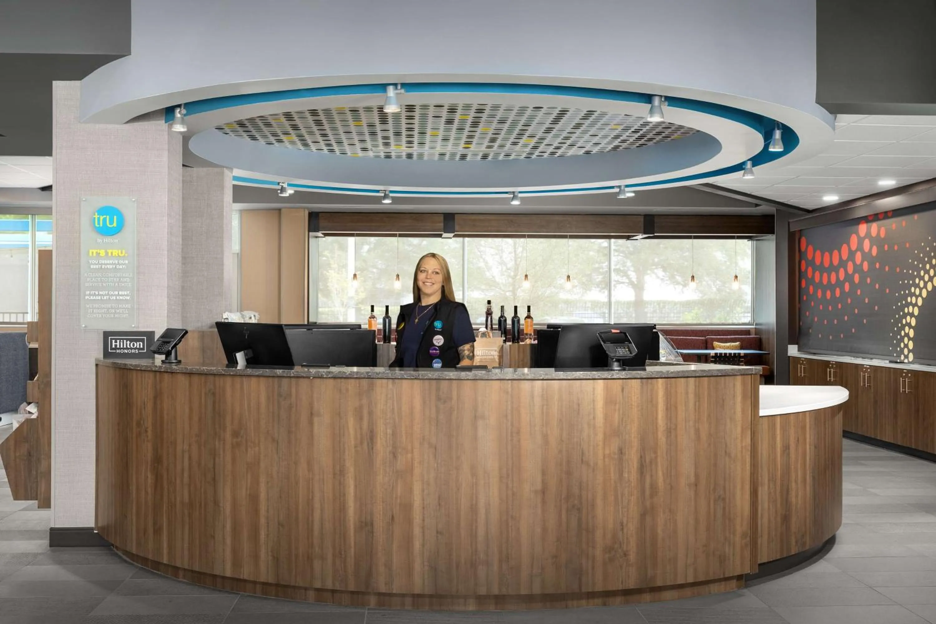 Lobby or reception in Tru by Hilton Jacksonville West I 295