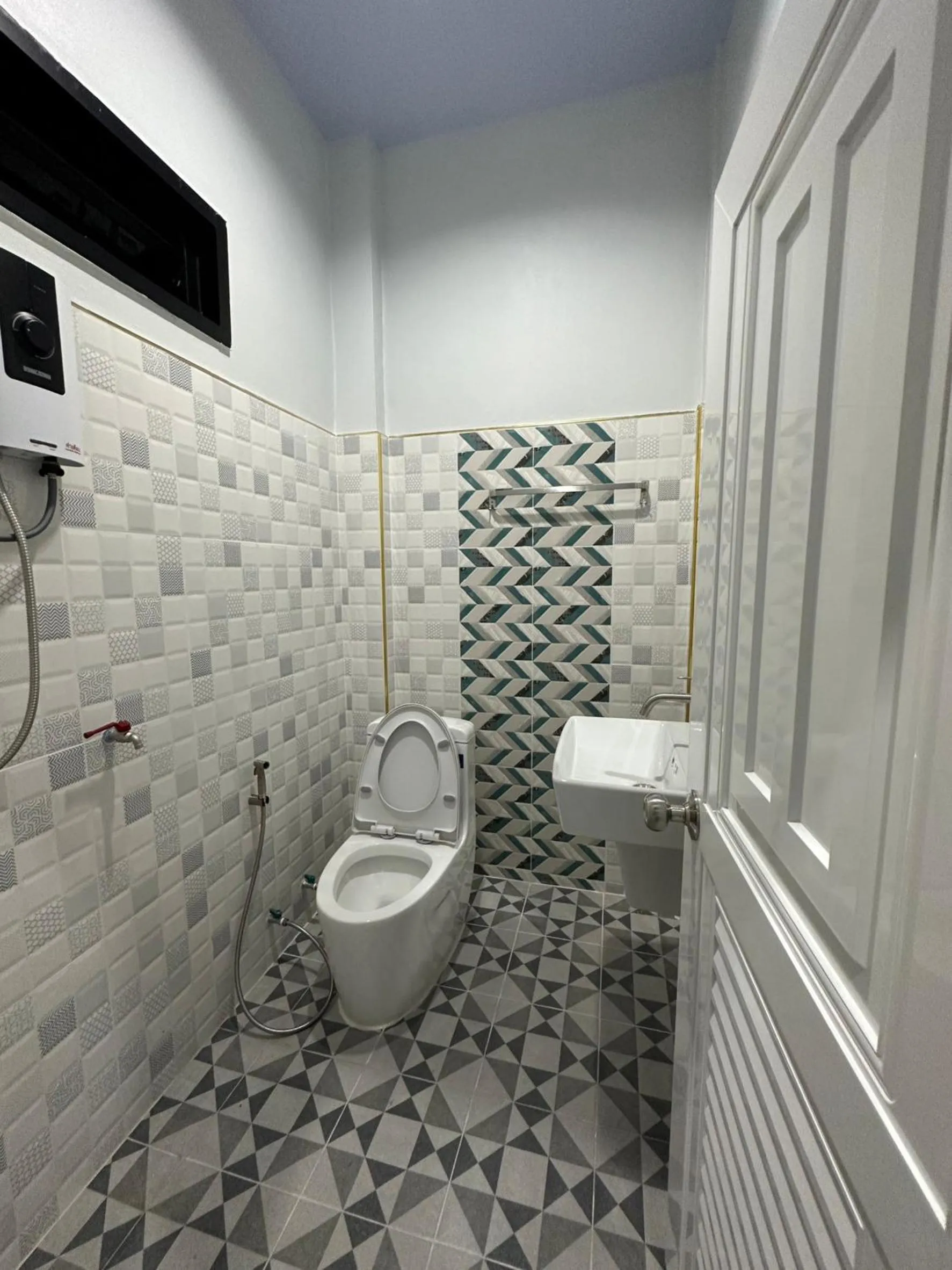 Shower in Art Nara Hotel อาร์ตนรารีสอร์ท