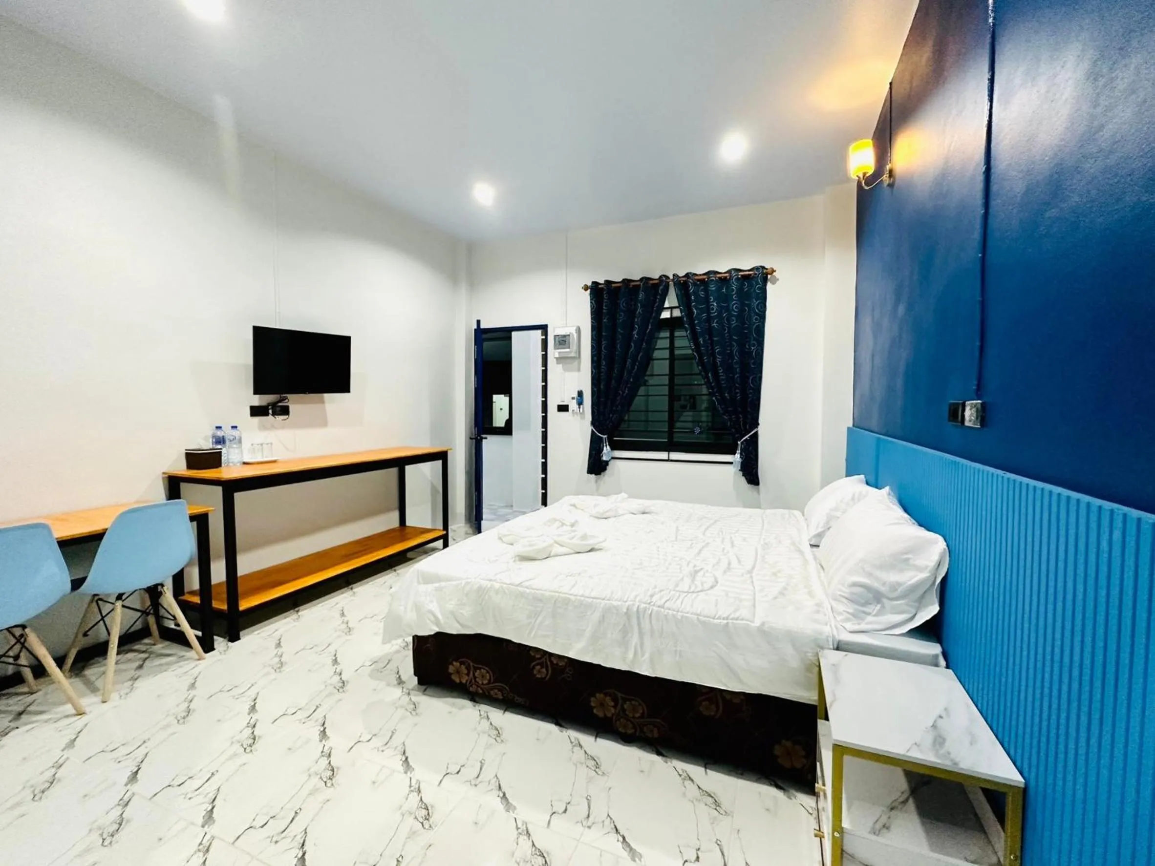 Communal lounge/ TV room, Bed in Art Nara Hotel อาร์ตนรารีสอร์ท