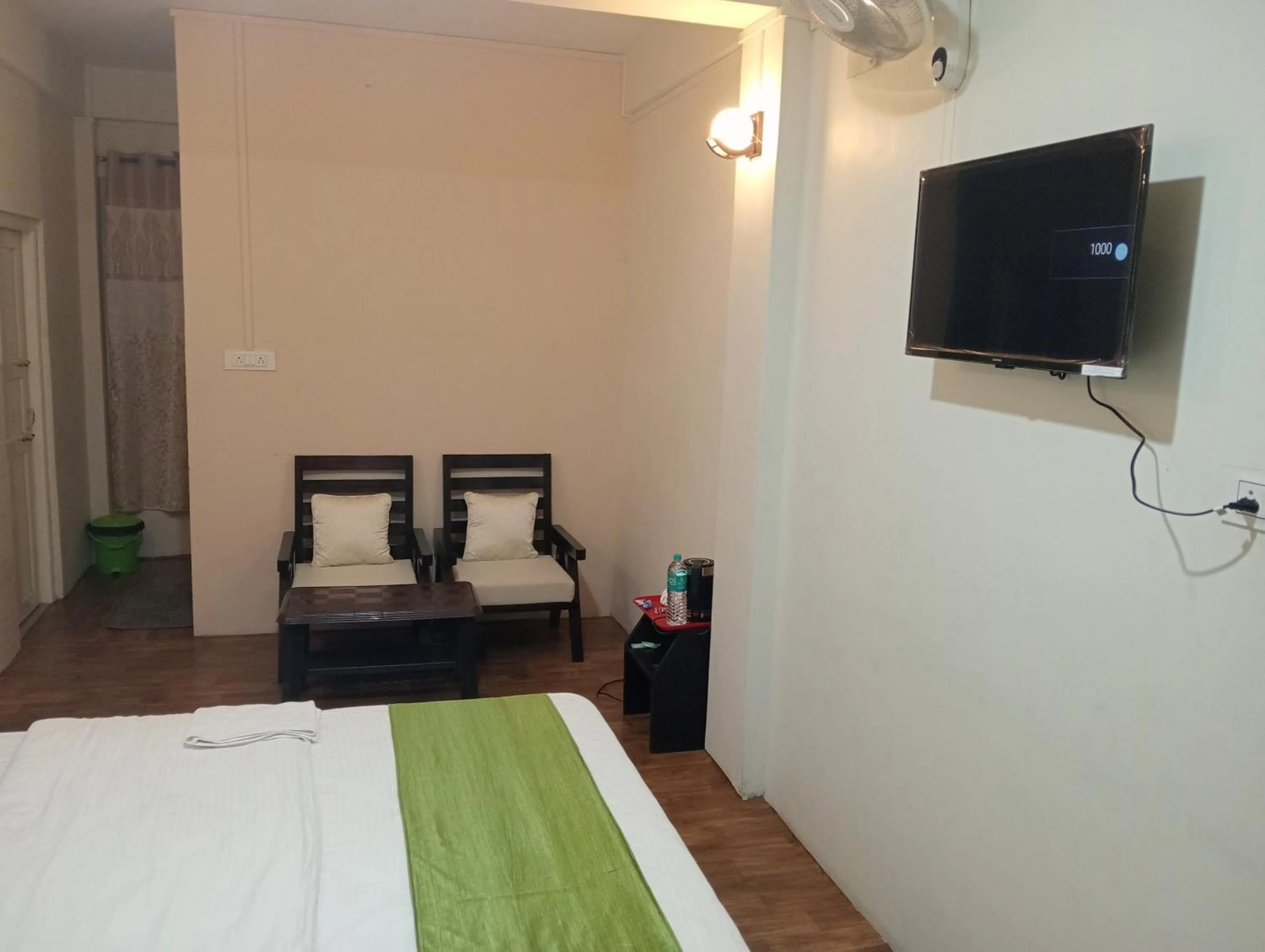 Communal lounge/ TV room in Rolyda Guest House