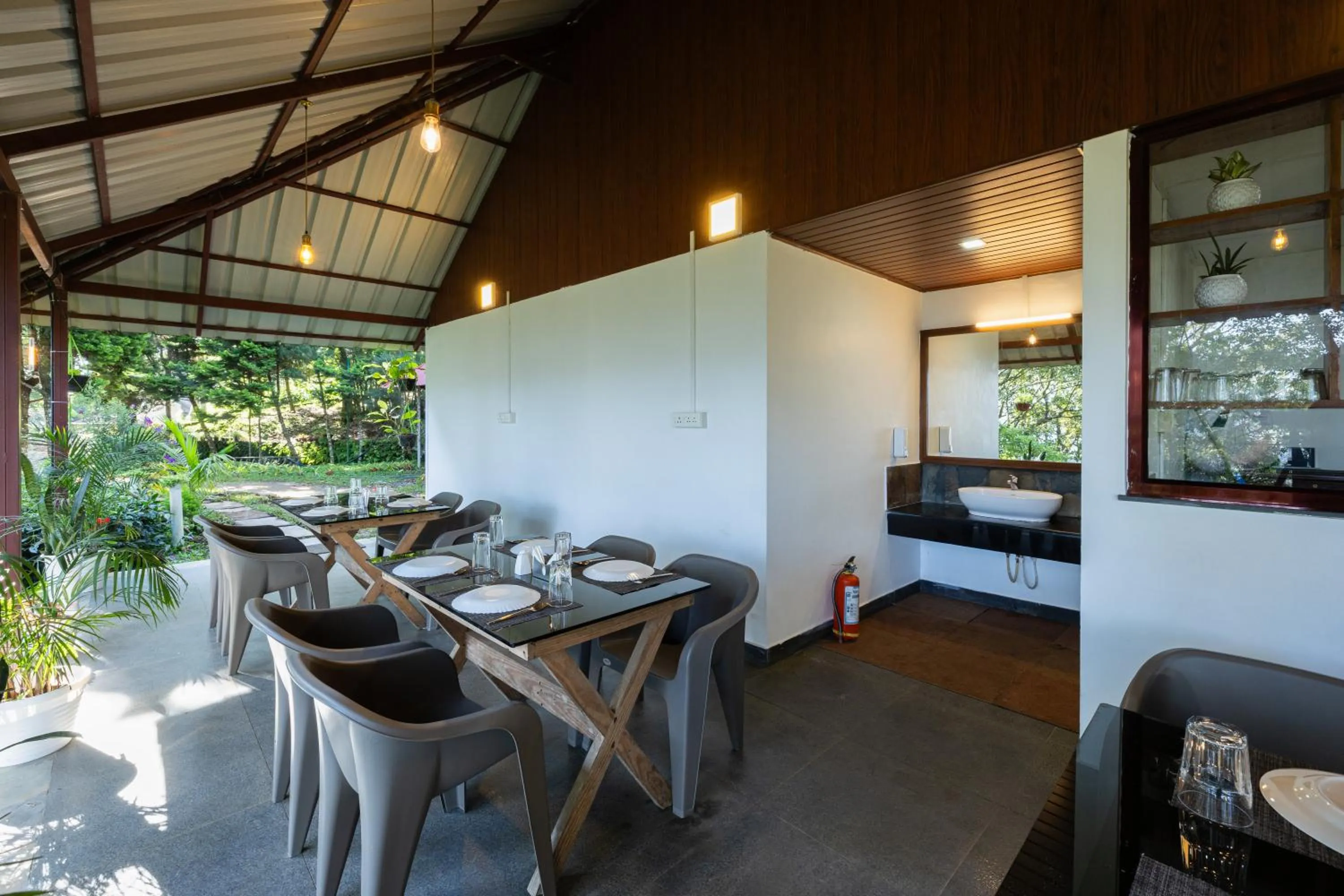 Restaurant/places to eat in Avadale Munnar (Stag Groups Not Allowed)