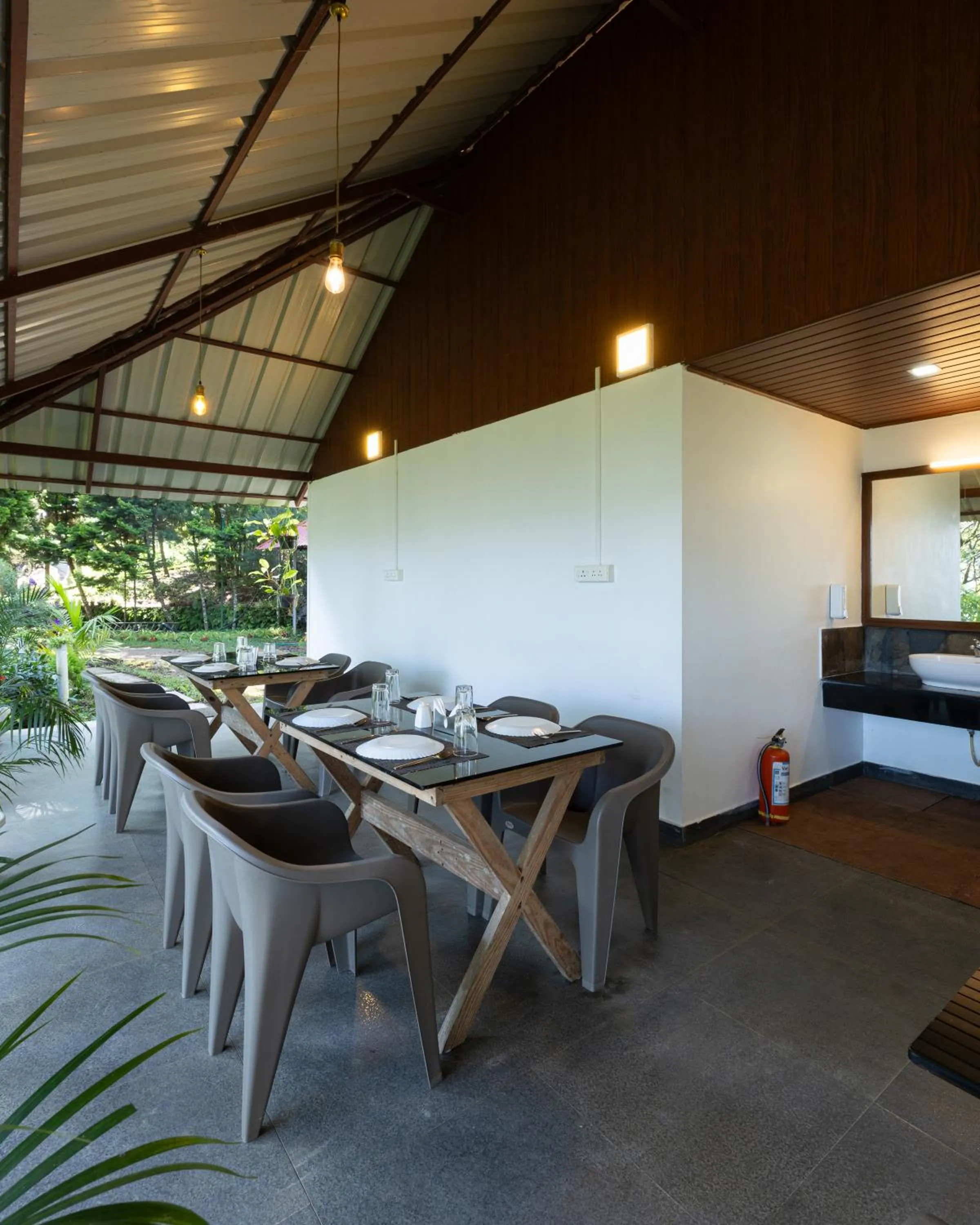 Restaurant/places to eat in Avadale Munnar (Stag Groups Not Allowed)