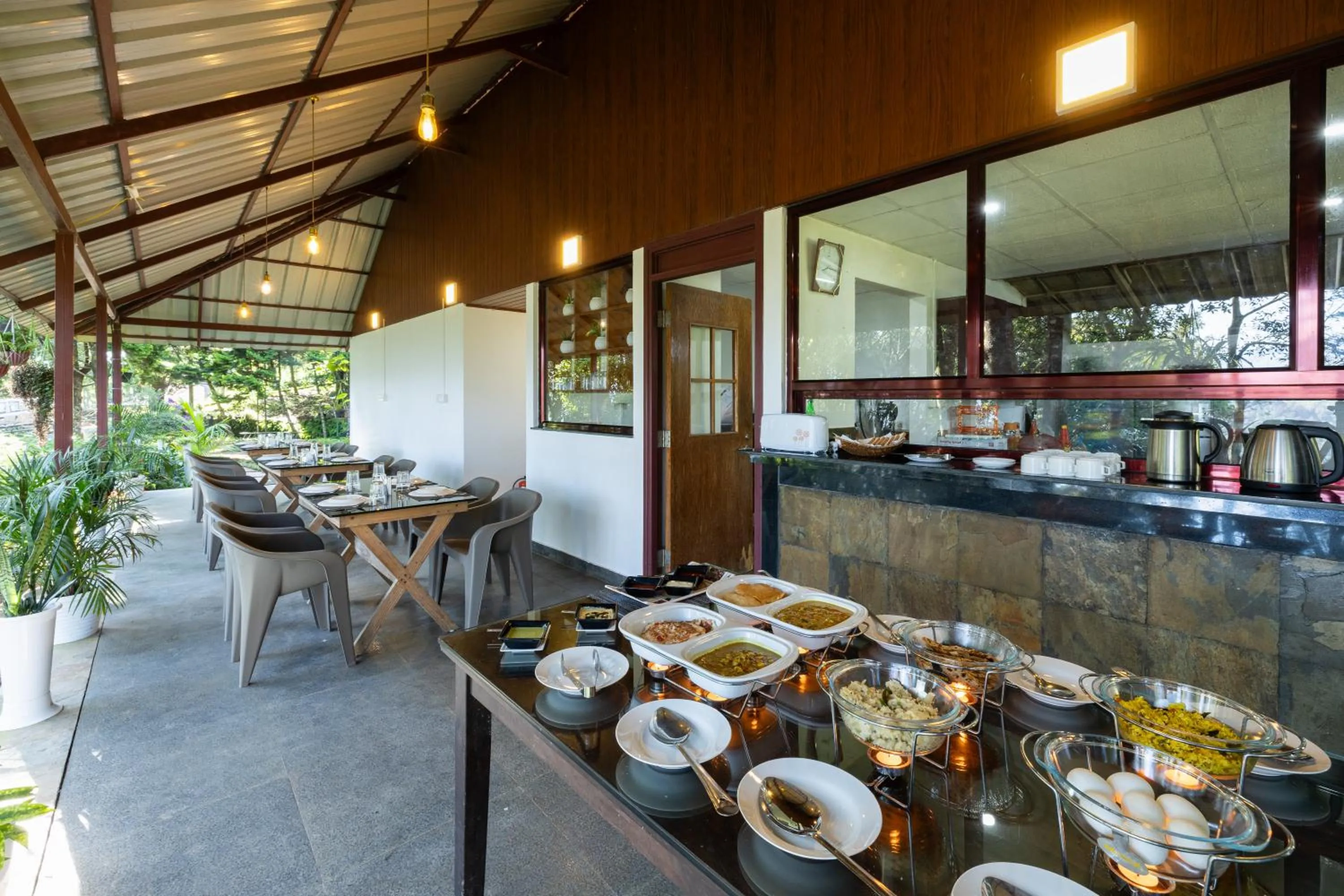 Restaurant/places to eat in Avadale Munnar (Stag Groups Not Allowed)