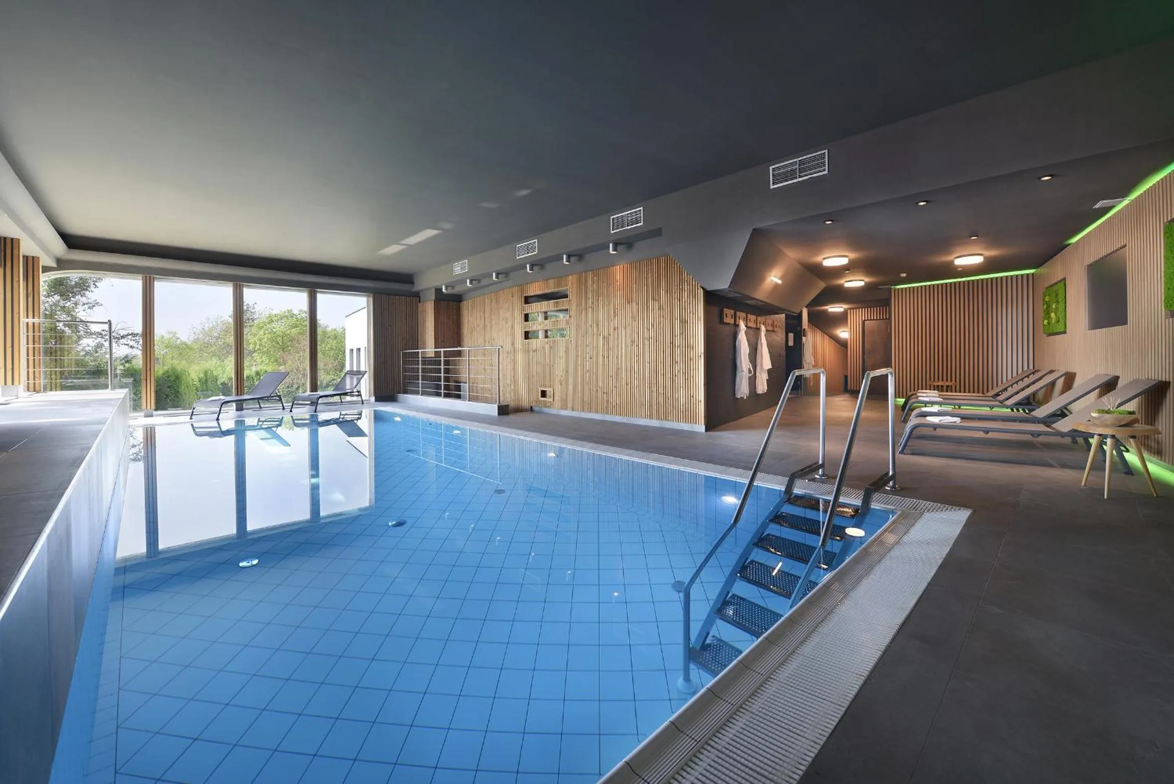Swimming pool in Chateau Loucen Garden Retreat