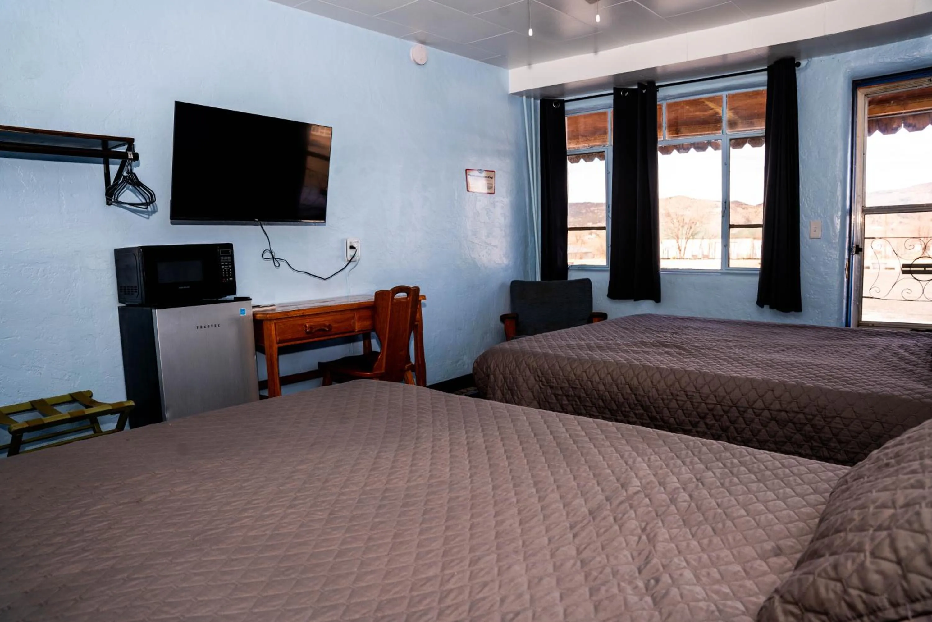 Bedroom, Bed in Maverick Motel