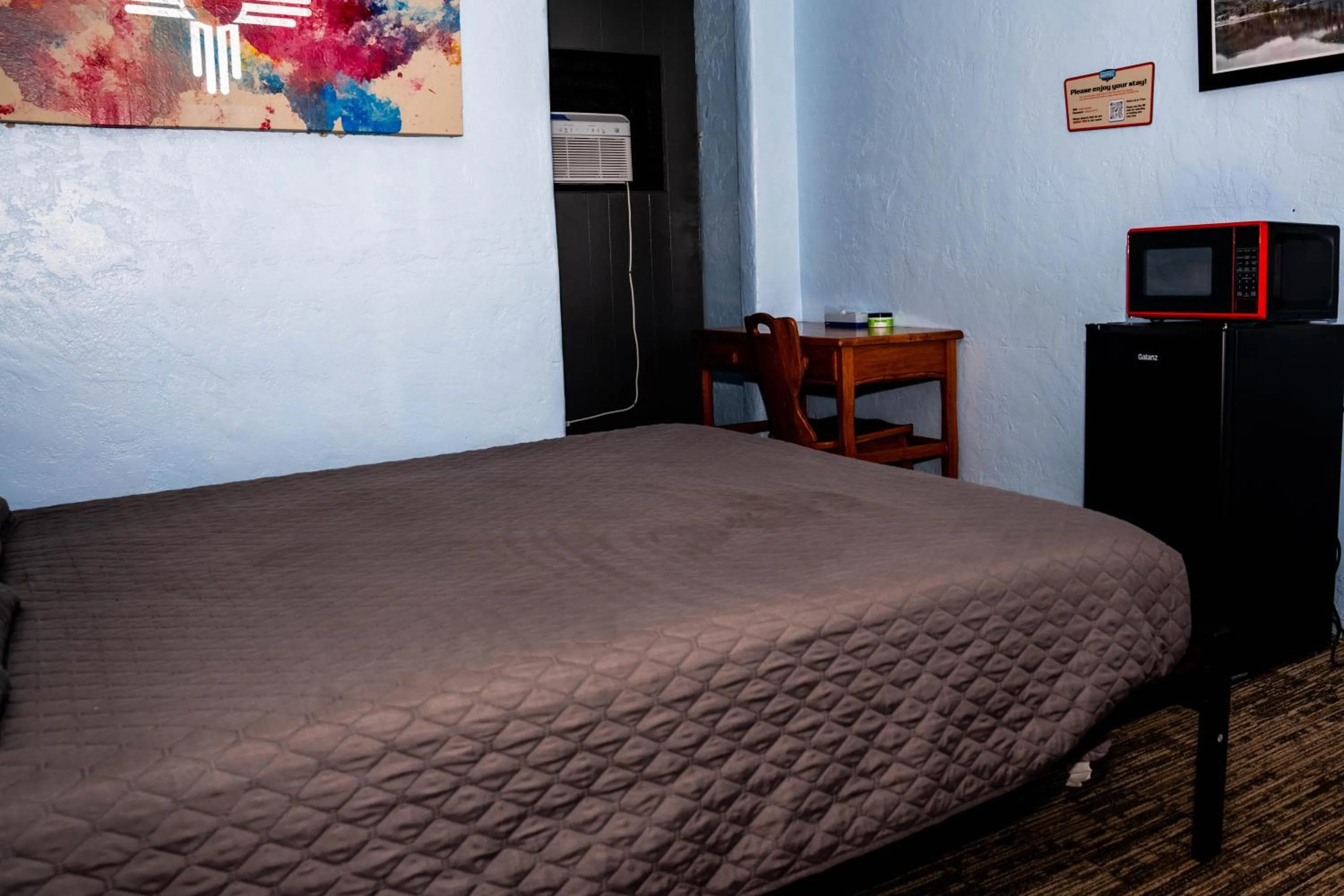 Bedroom, Bed in Maverick Motel