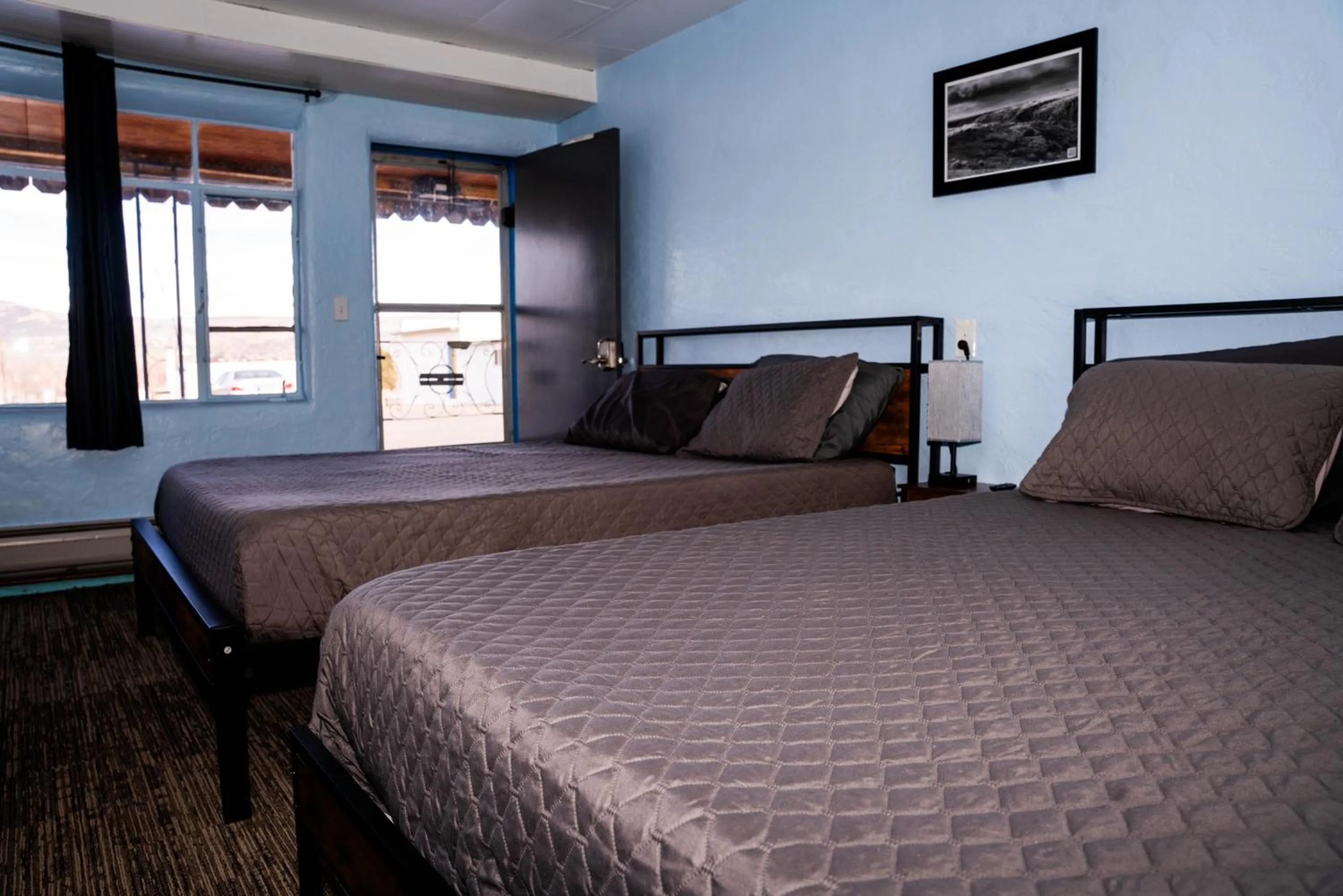 Bedroom, Bed in Maverick Motel