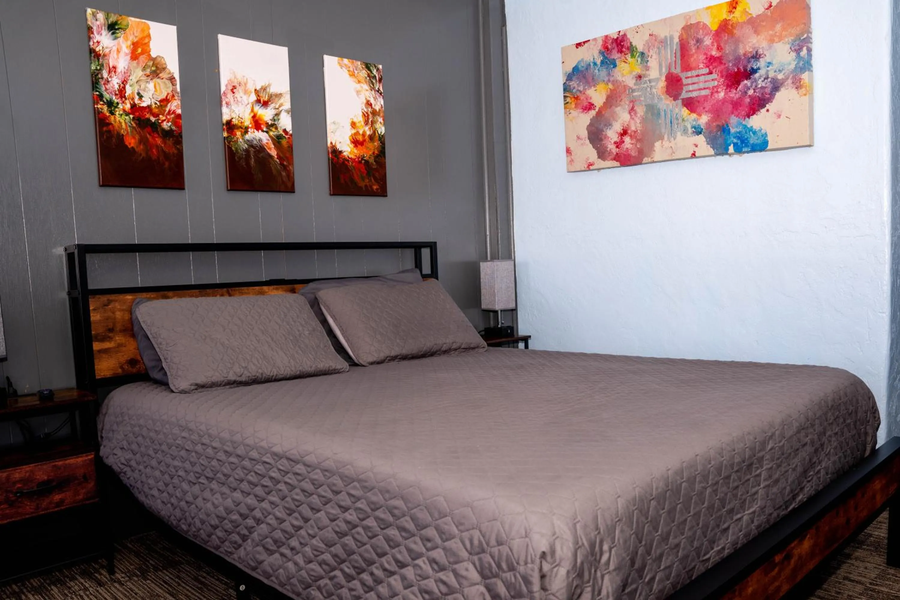 Bedroom, Bed in Maverick Motel
