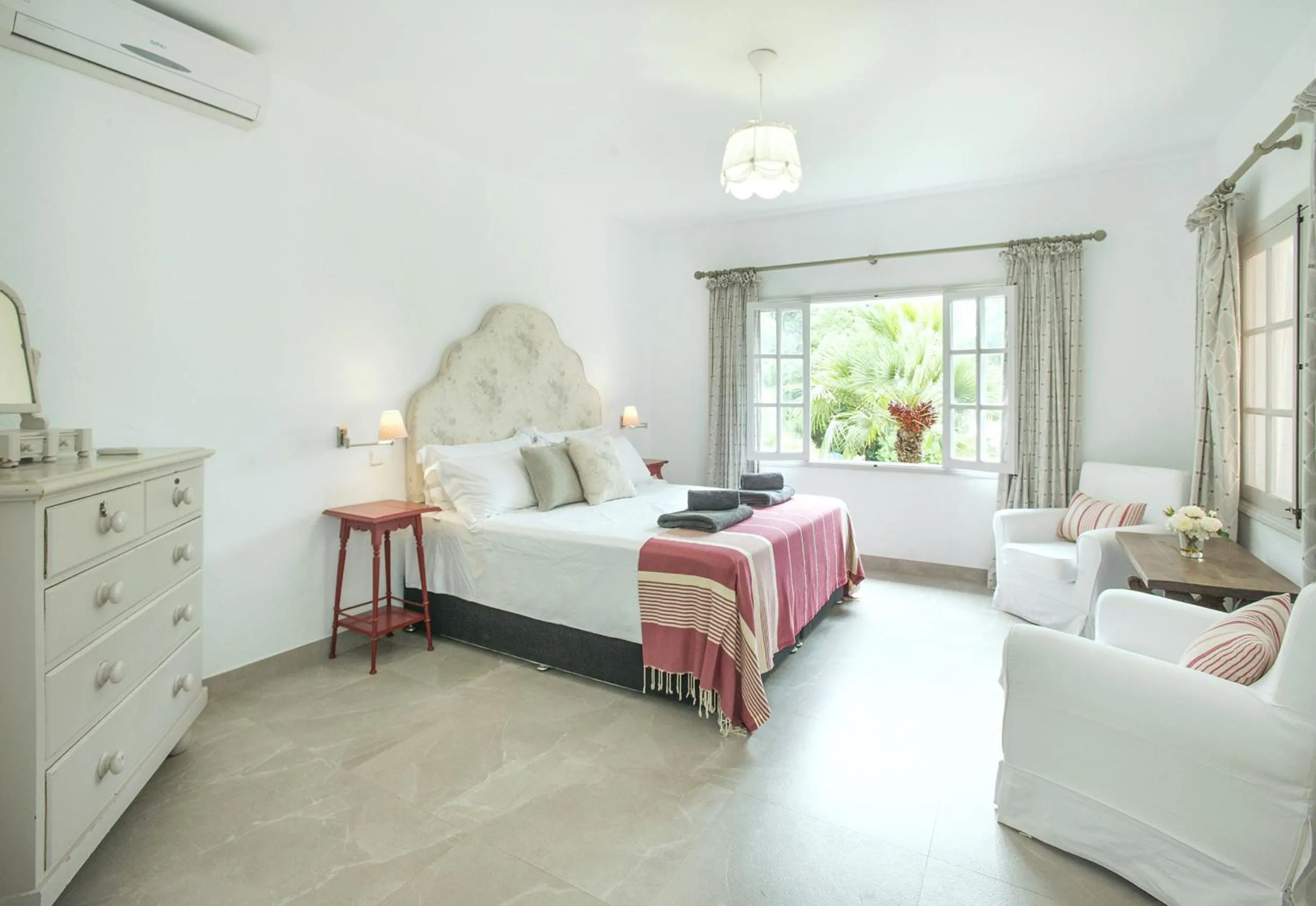 Bed in Owl Booking Villa Bella Fonte - Luxury Retreat