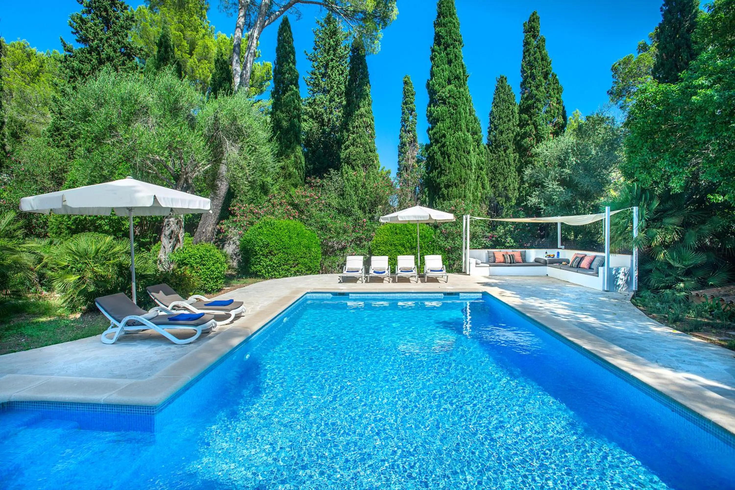 Spring in Owl Booking Villa Bella Fonte - Luxury Retreat