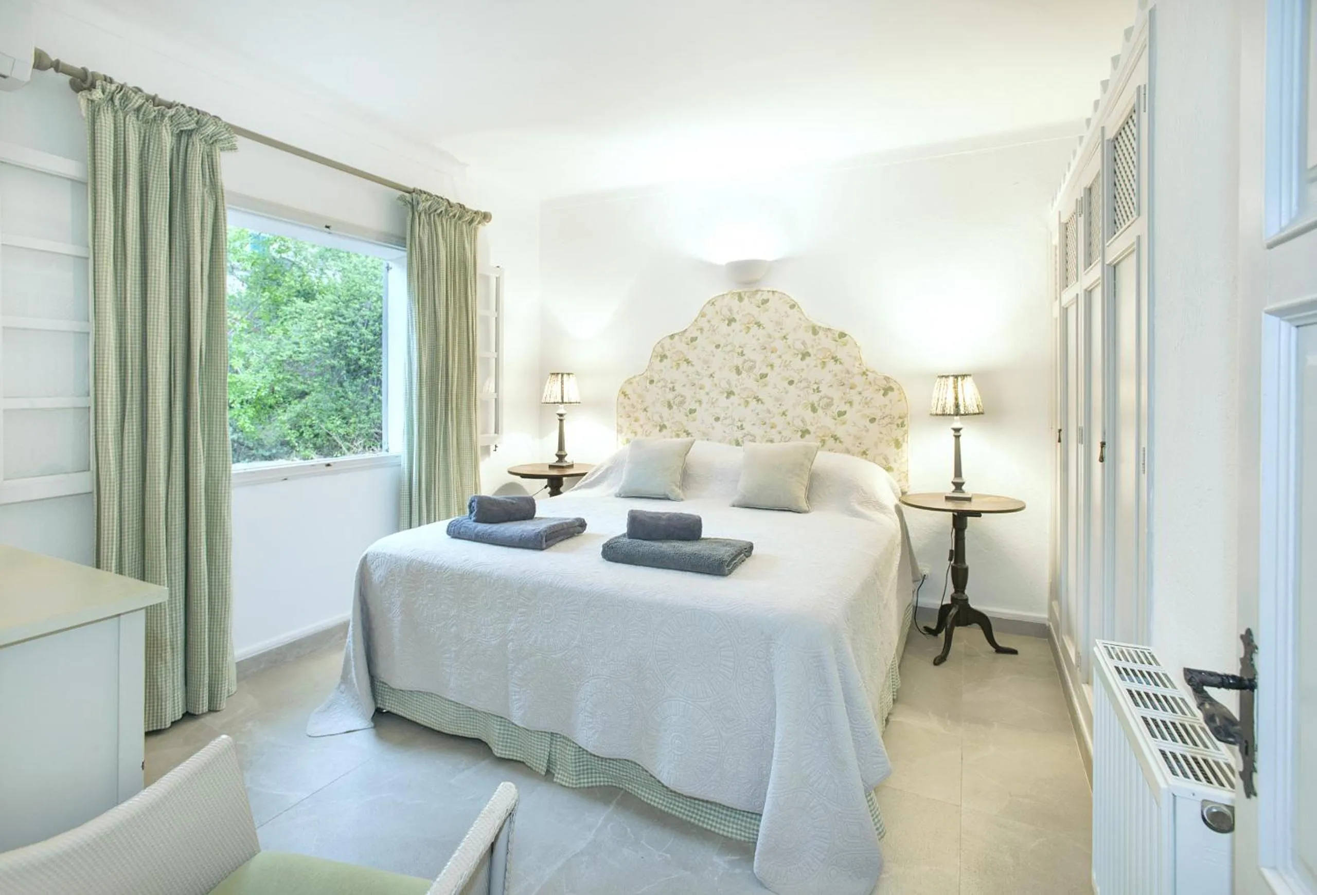 Bed in Owl Booking Villa Bella Fonte - Luxury Retreat