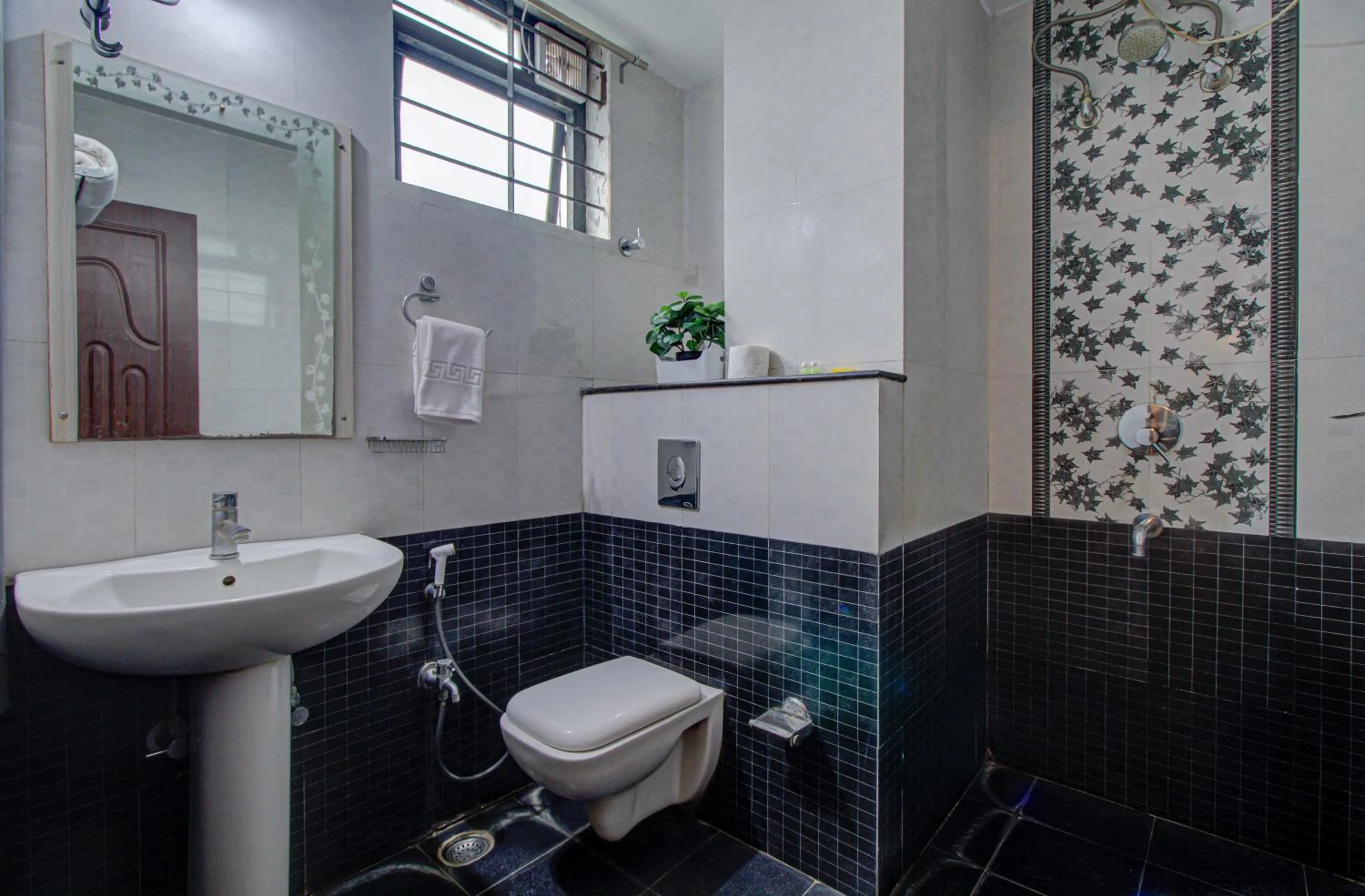 Shower in Hotel Royal Classio, Bangalore