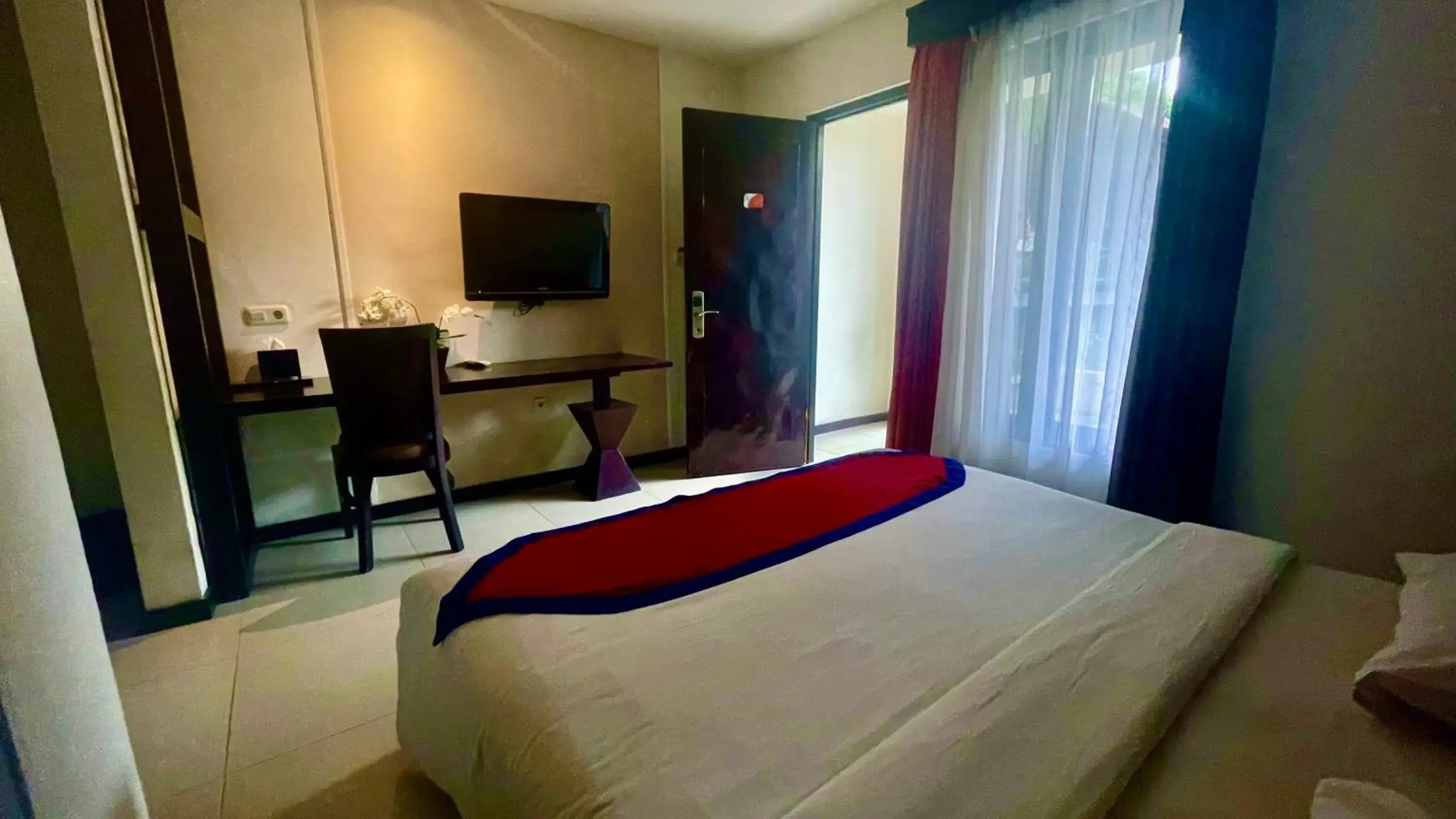 Bedroom, TV/Entertainment Center in Ozz Hotel Kuta Bali