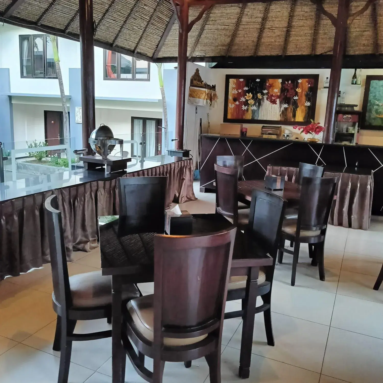 Restaurant/Places to Eat in Ozz Hotel Kuta Bali
