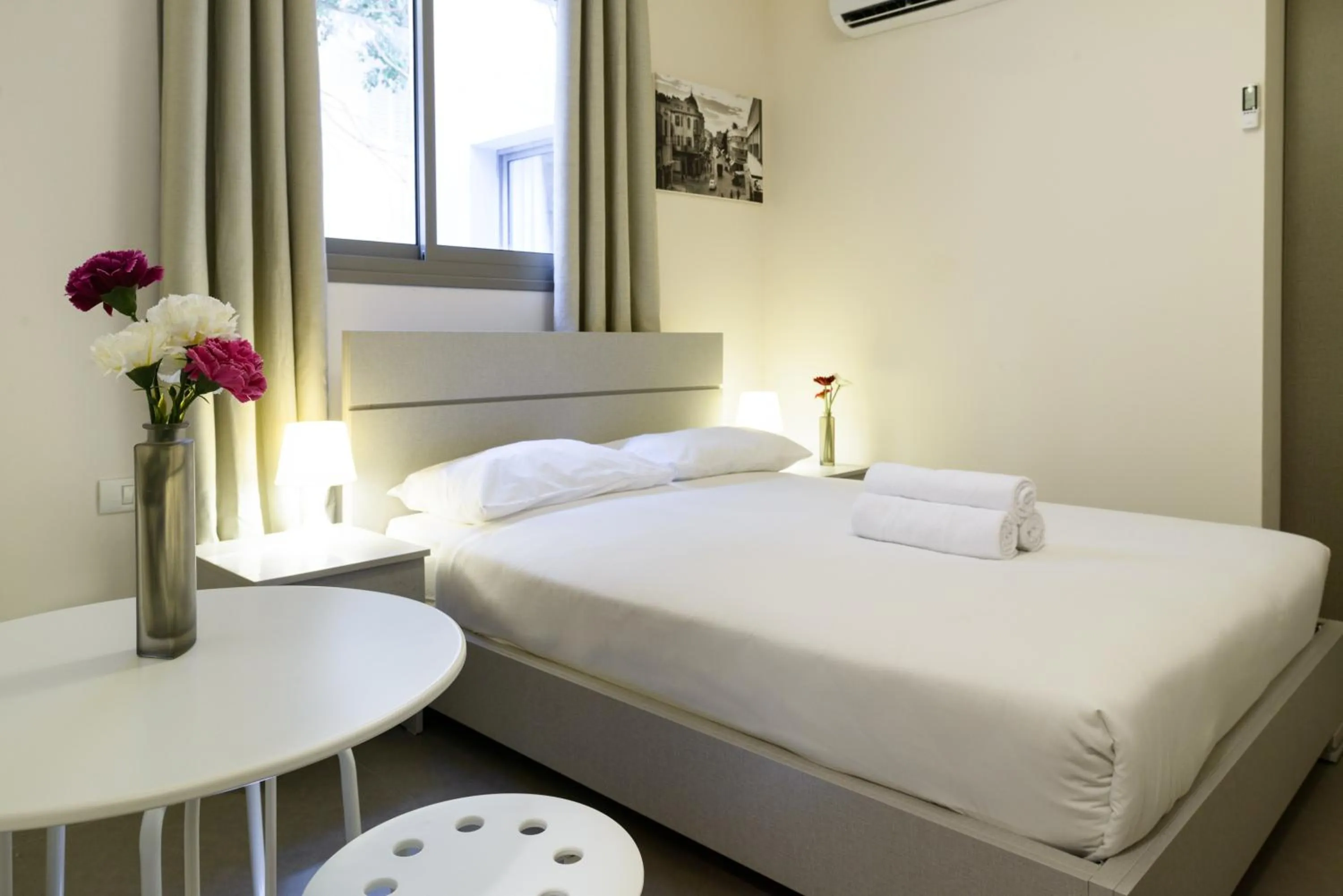 Bed in Dizengoff Inn Apartments