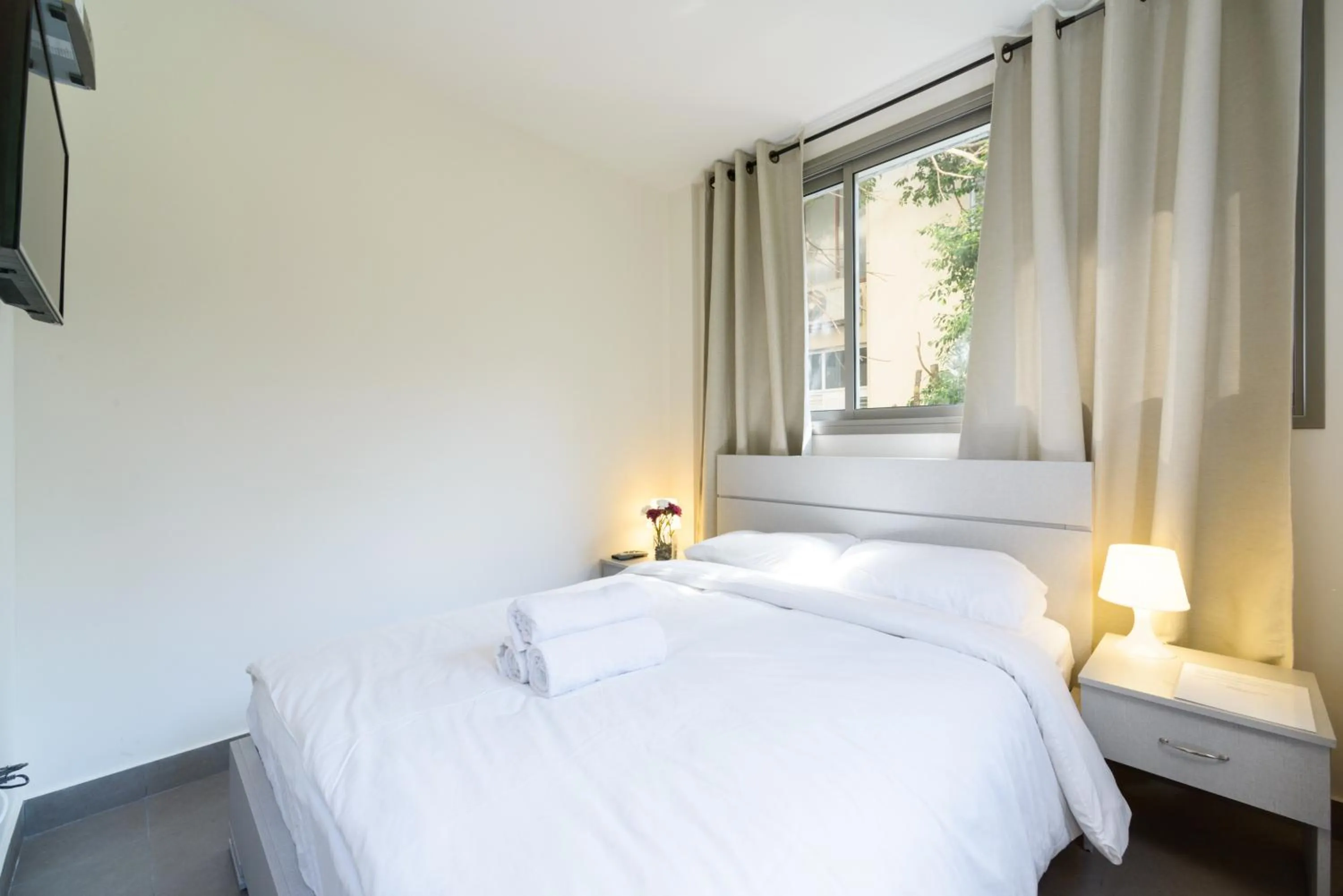 Bed in Dizengoff Inn Apartments