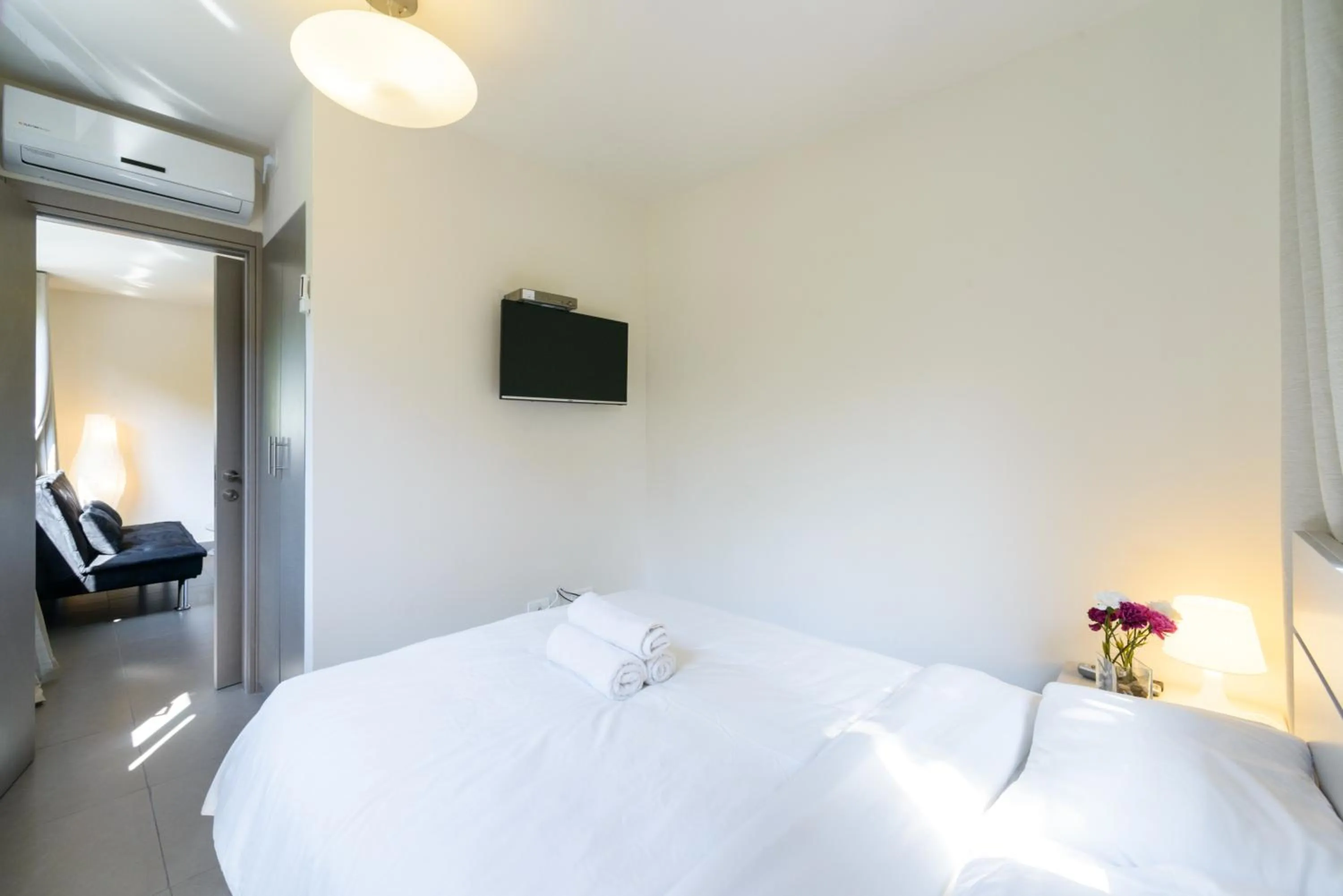 Bed in Dizengoff Inn Apartments