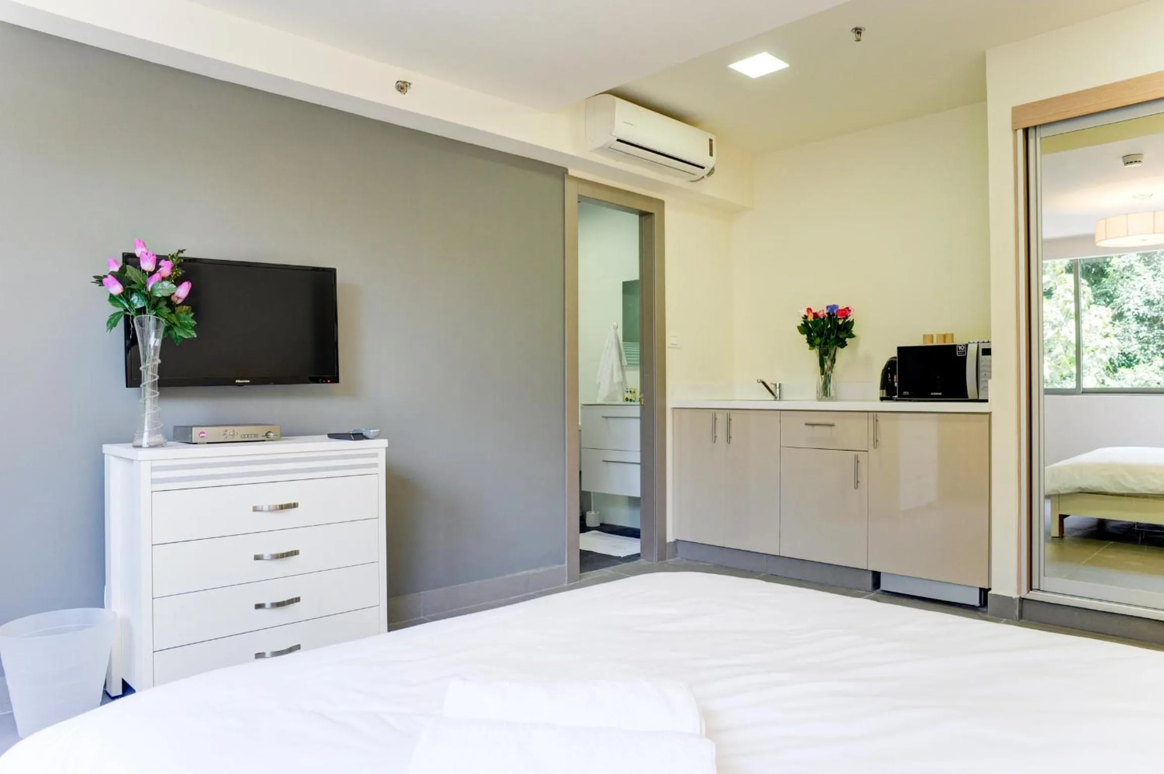Kitchen or kitchenette, Bed in Dizengoff Inn Apartments