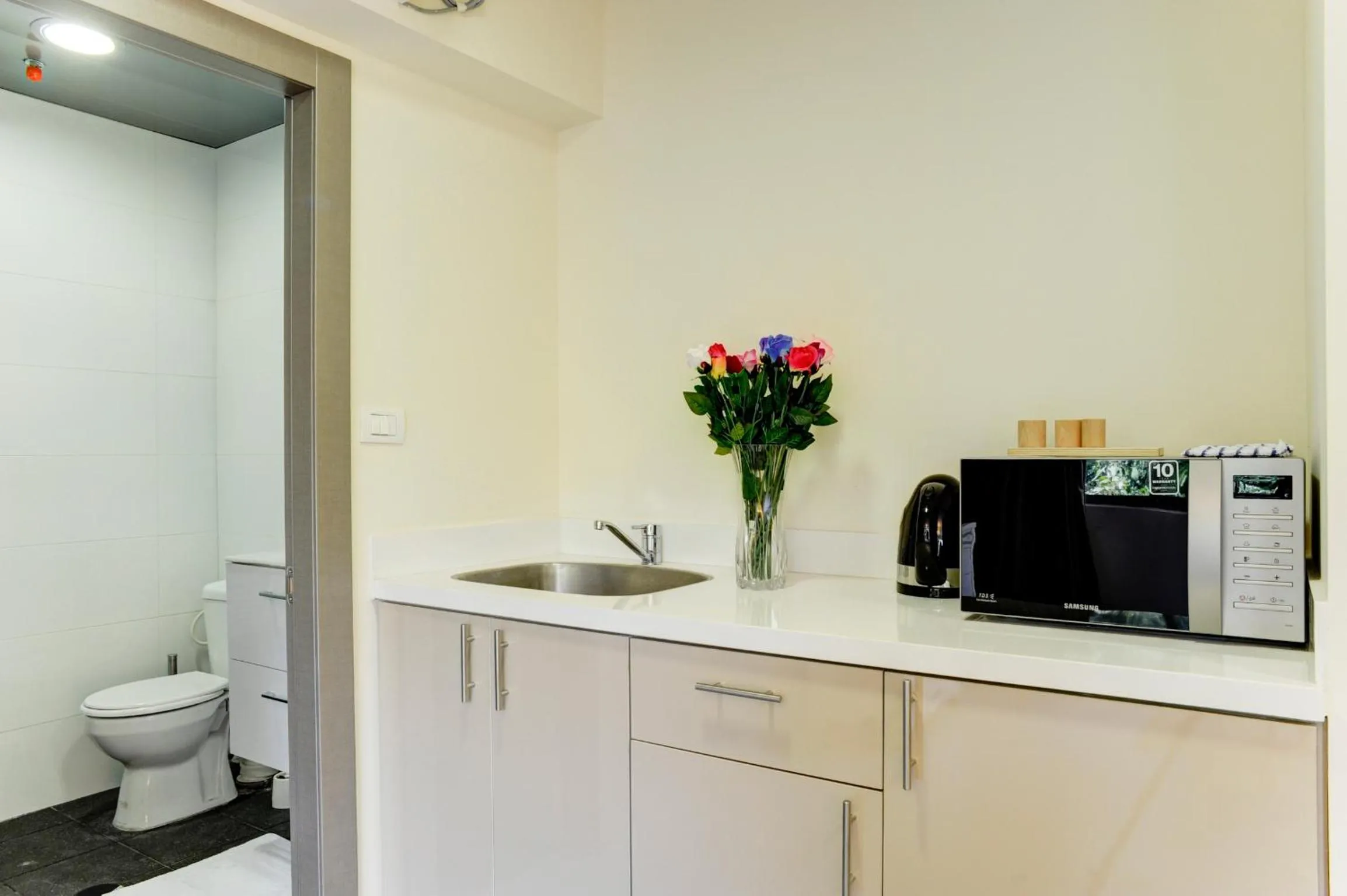 Kitchen or kitchenette in Dizengoff Inn Apartments